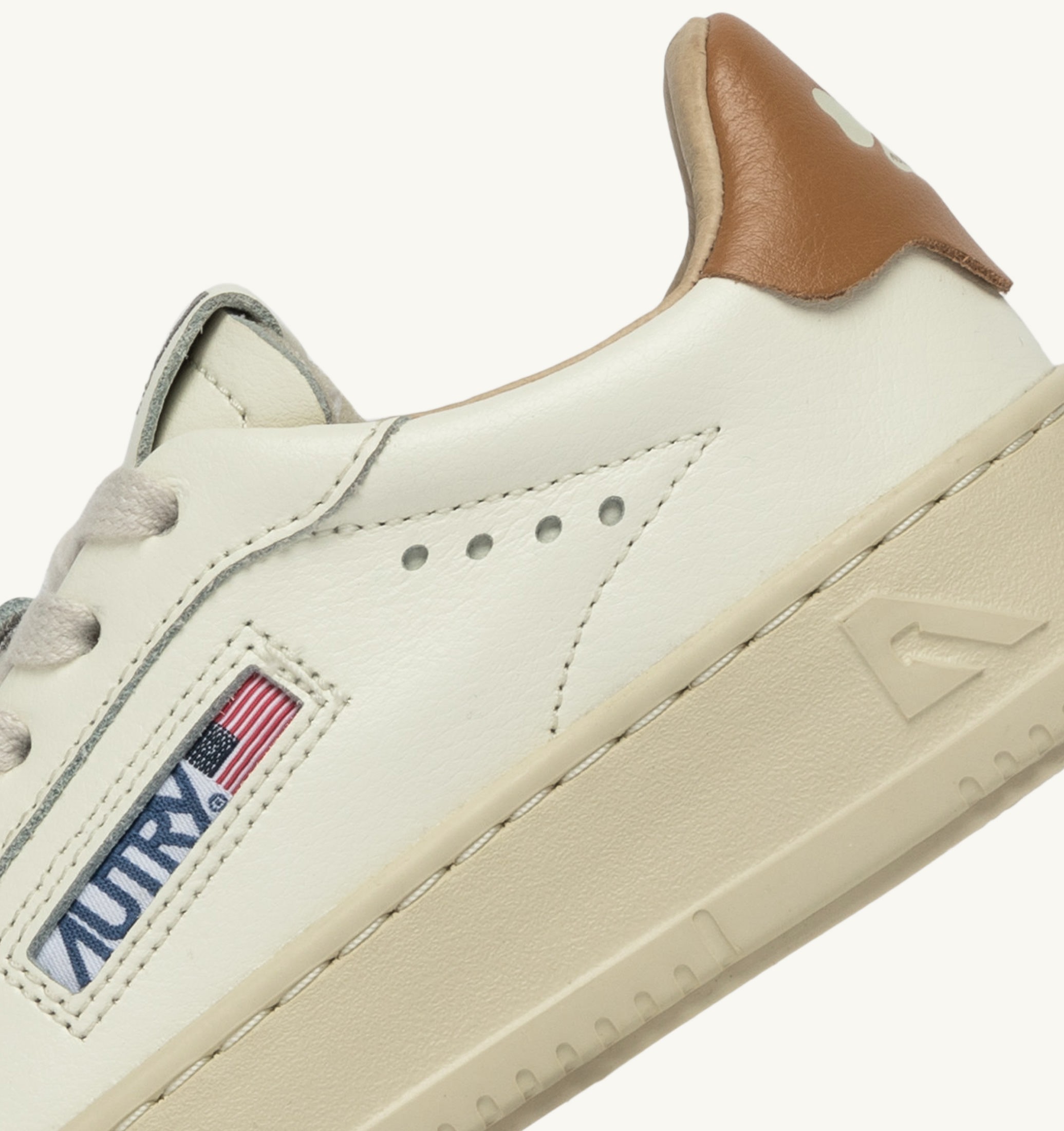 BASKETS DALLAS KIDS LOW EN CUIR MARSHMALLOW ET BROWN SUGAR