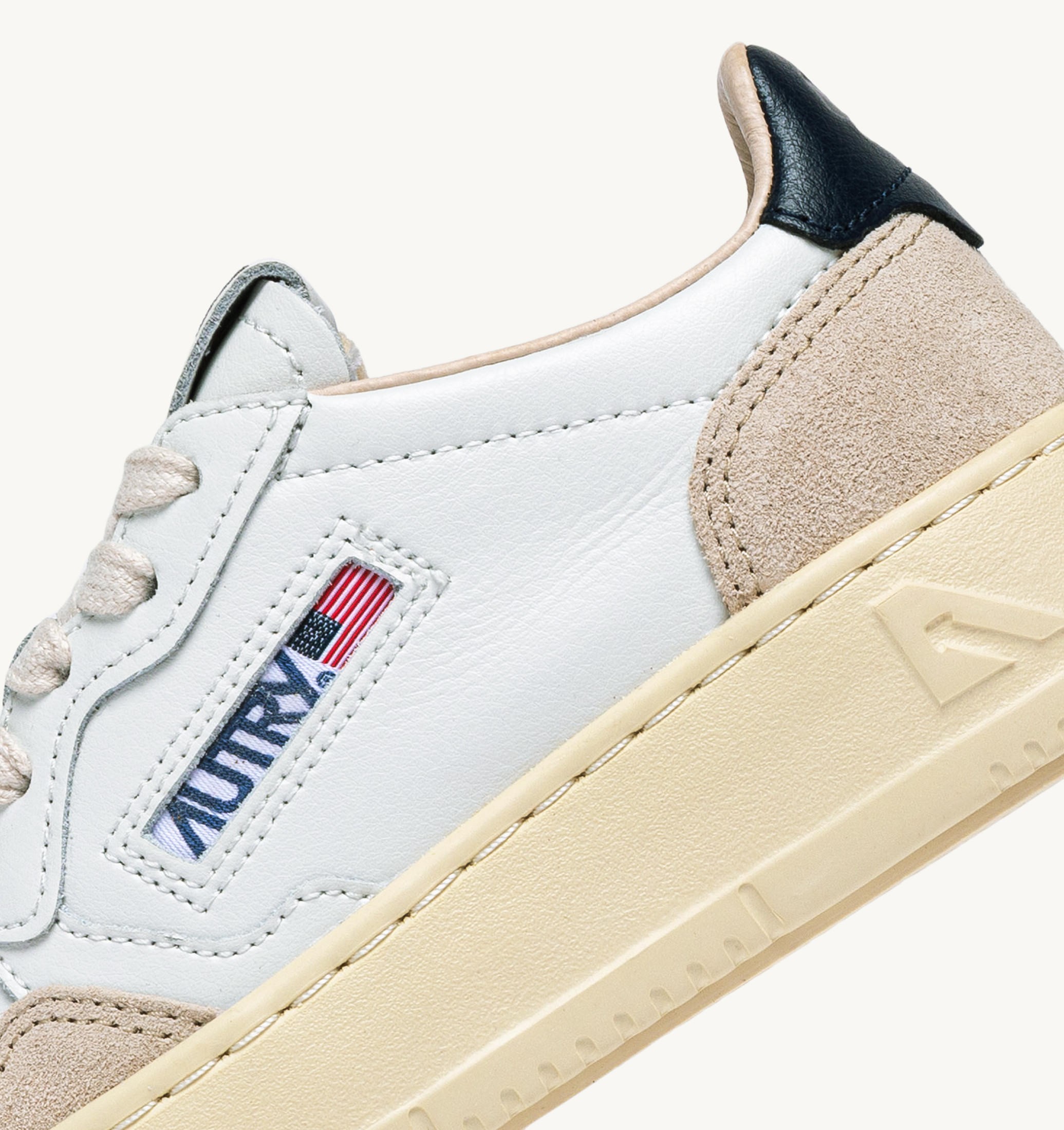 BASKETS MEDALIST KIDS LOW EN DAIM BLANC ET BLUE SPACE