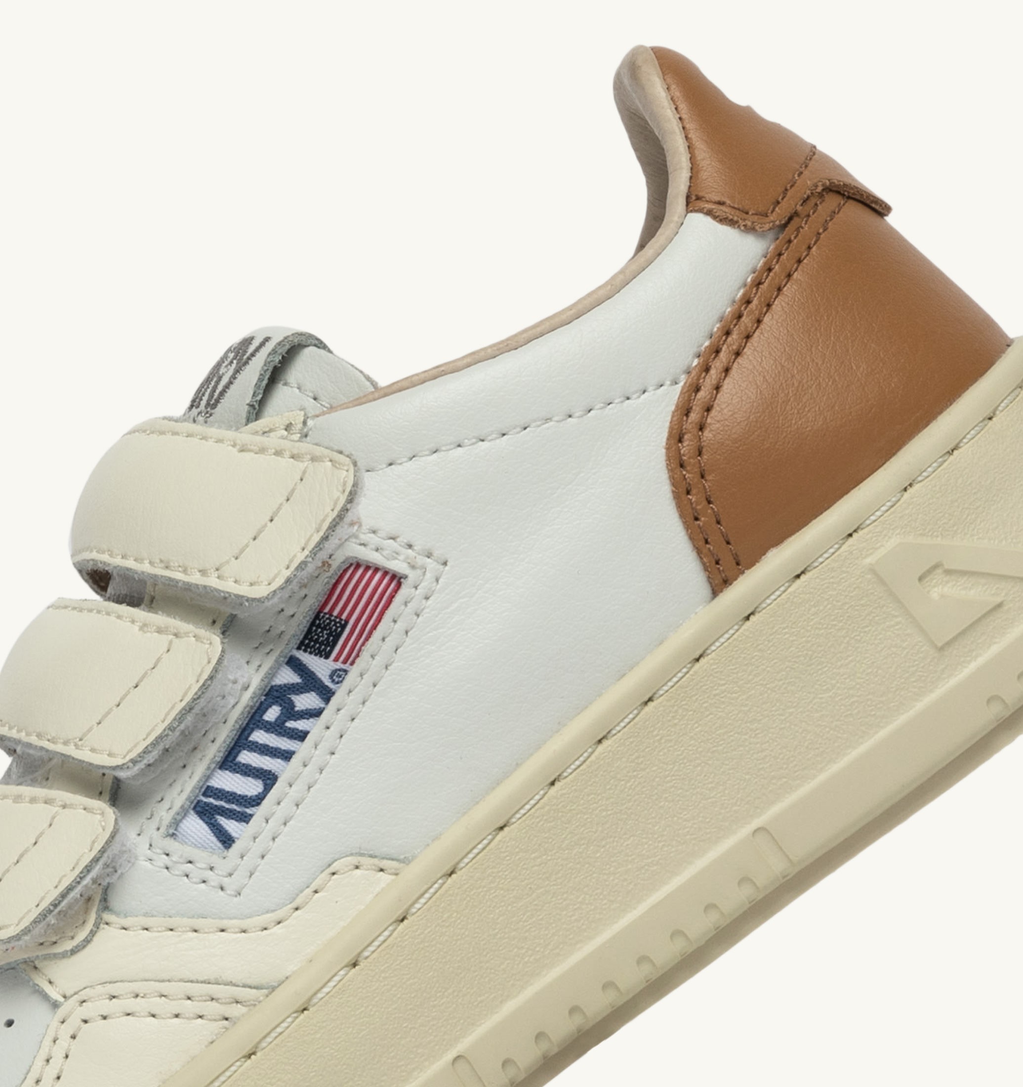 BASKETS MEDALIST KIDSTRIPES LOW EN CUIR WHISPER WHITE IVOIRE ET BROWN SUGAR