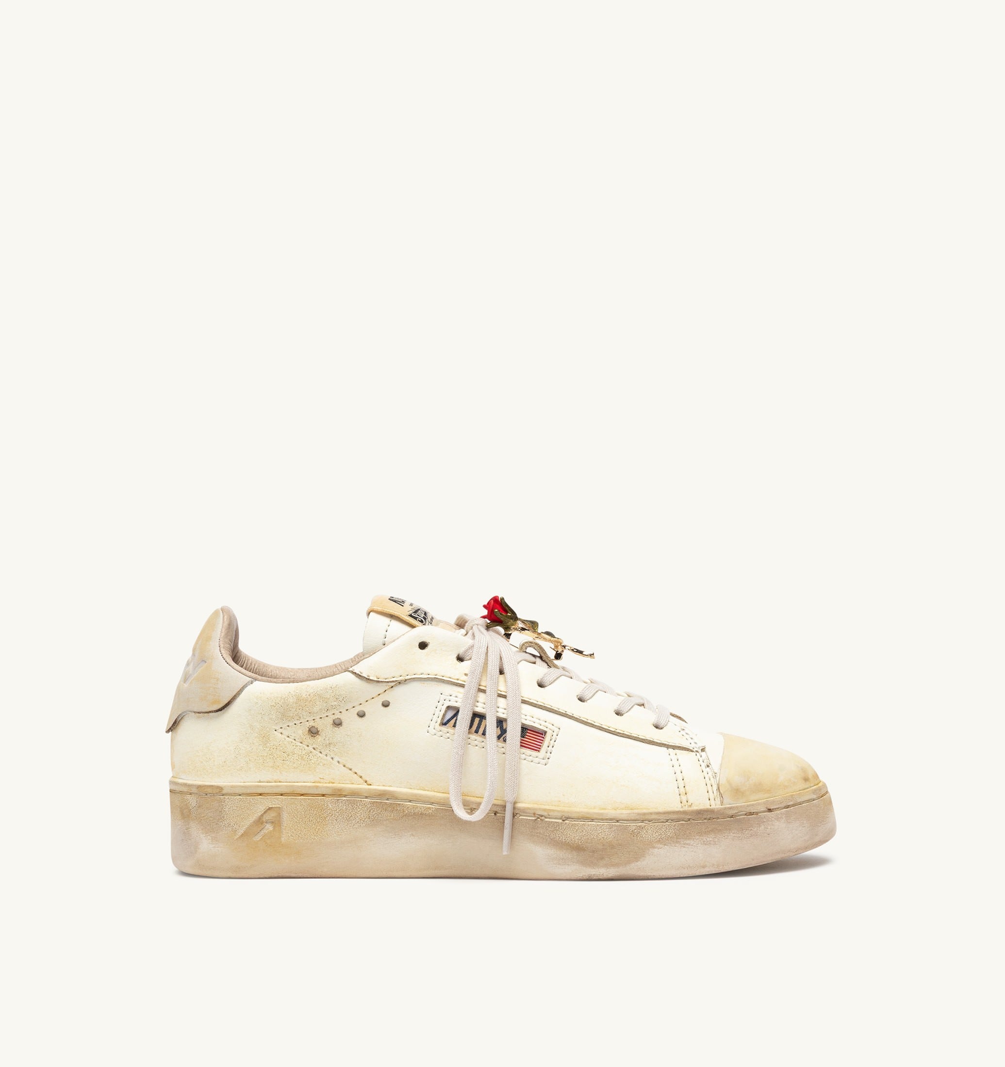 BASKETS DALLAS LOW SUPER VINTAGE EN CUIR MARSHMALLOW AVEC CHARM