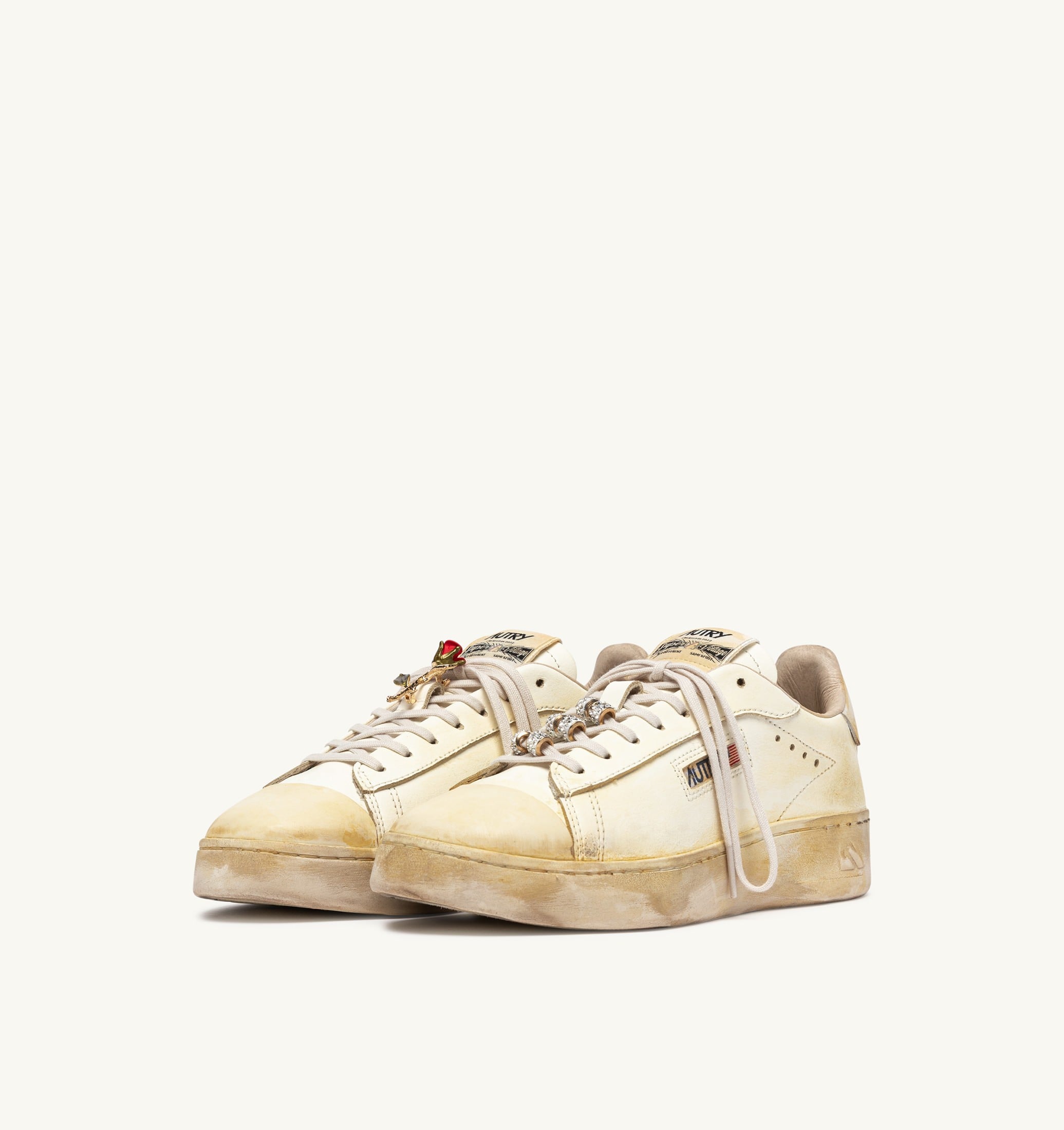 BASKETS DALLAS LOW SUPER VINTAGE EN CUIR MARSHMALLOW AVEC CHARM