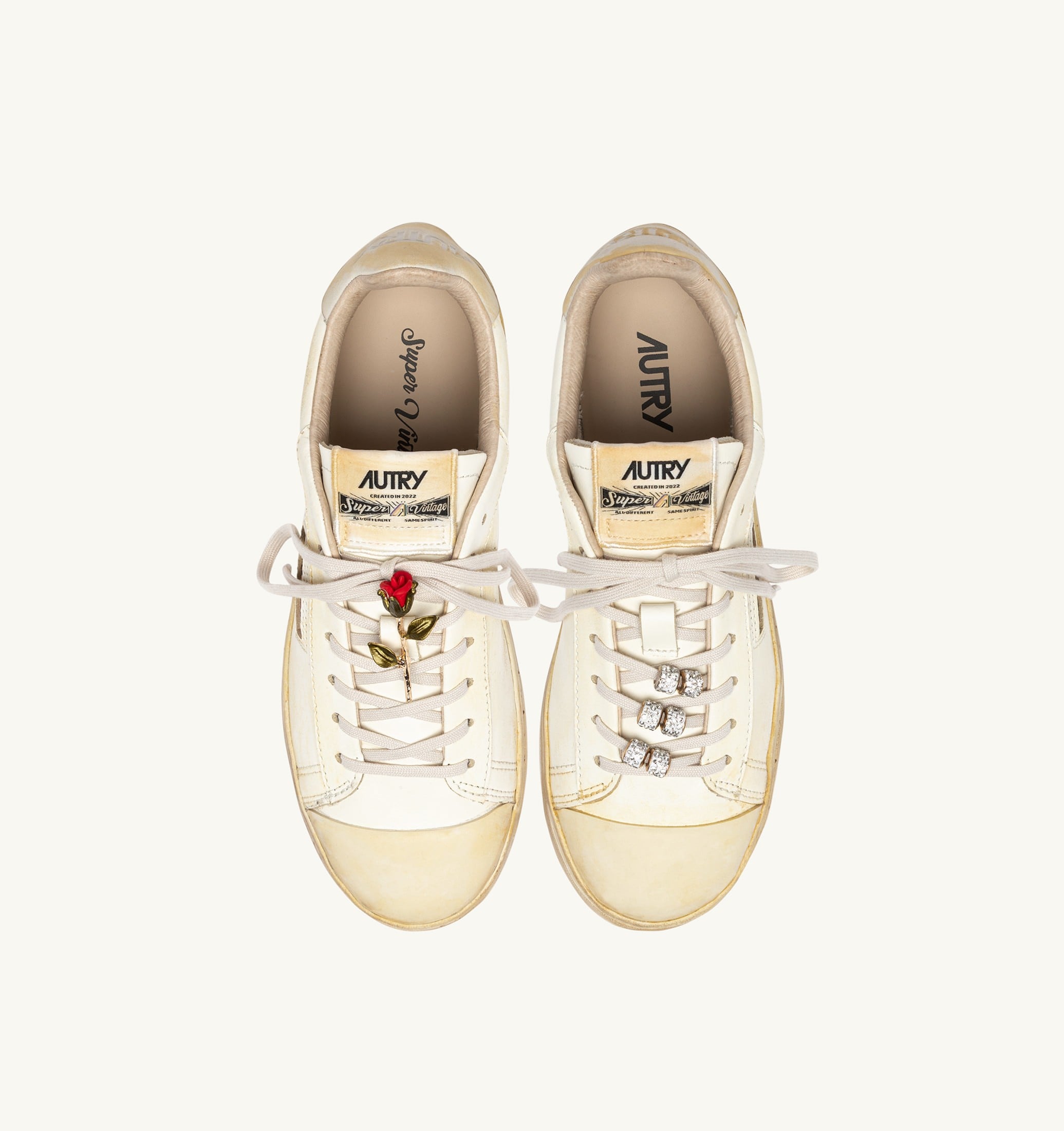 BASKETS DALLAS LOW SUPER VINTAGE EN CUIR MARSHMALLOW AVEC CHARM