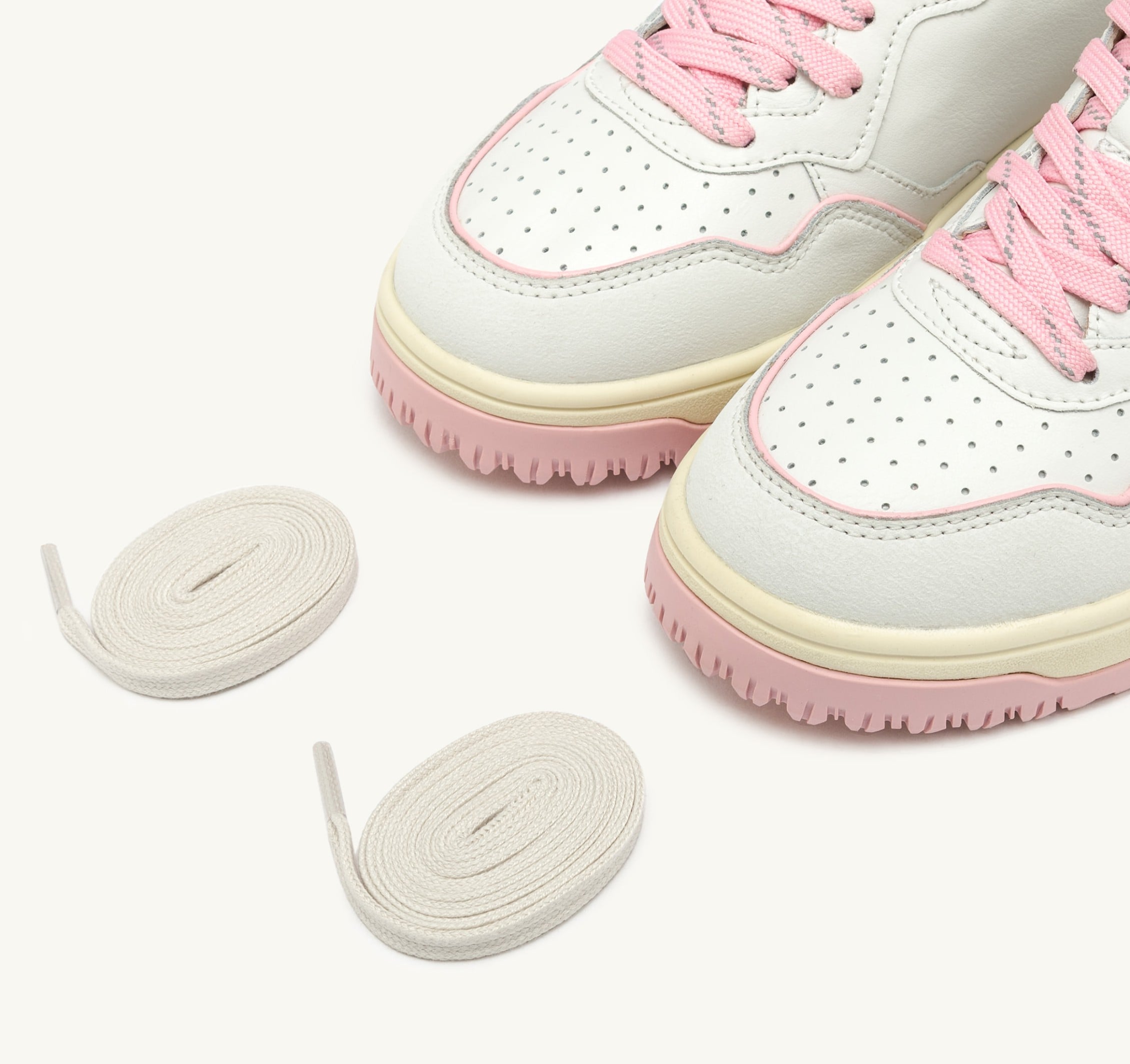 BASKETS GOLF LOW EN CUIR BLANC ET CORAL BLUSH