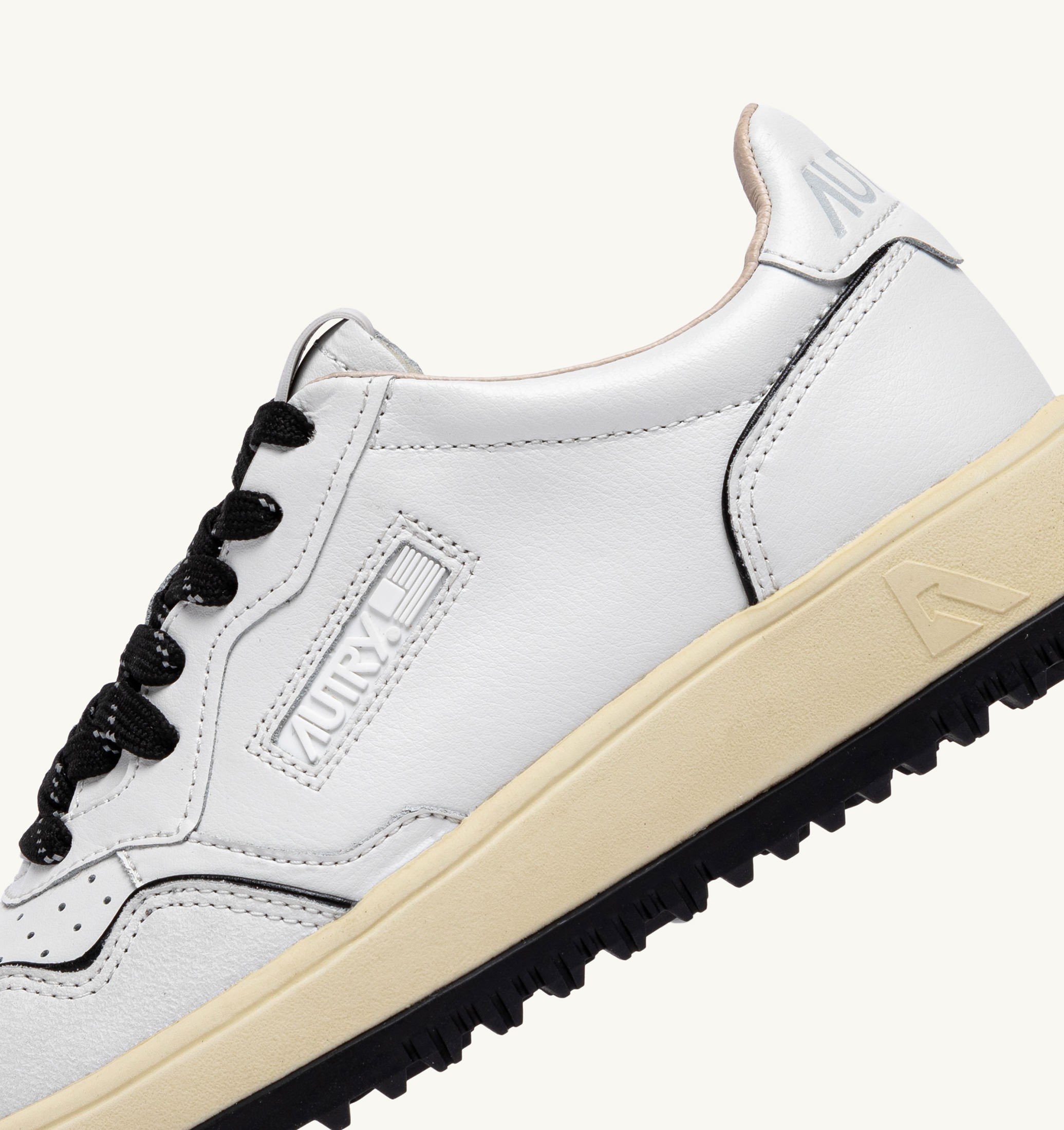 BASKETS GOLF LOW EN CUIR BLANC ET NOIR