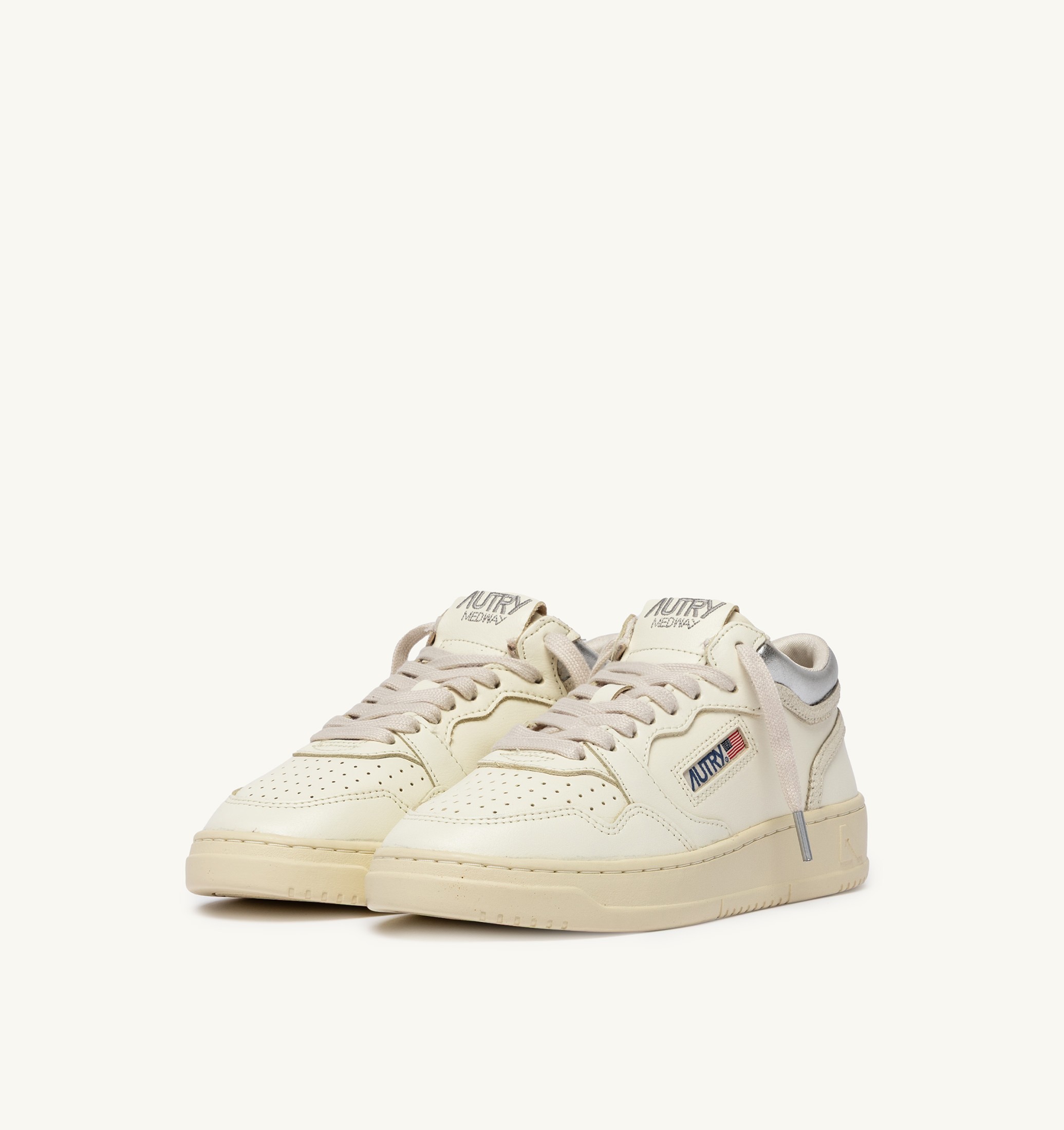 BASKETS MED-WAY EN CUIR COLORIS MARSHMALLOW ET ARGENT