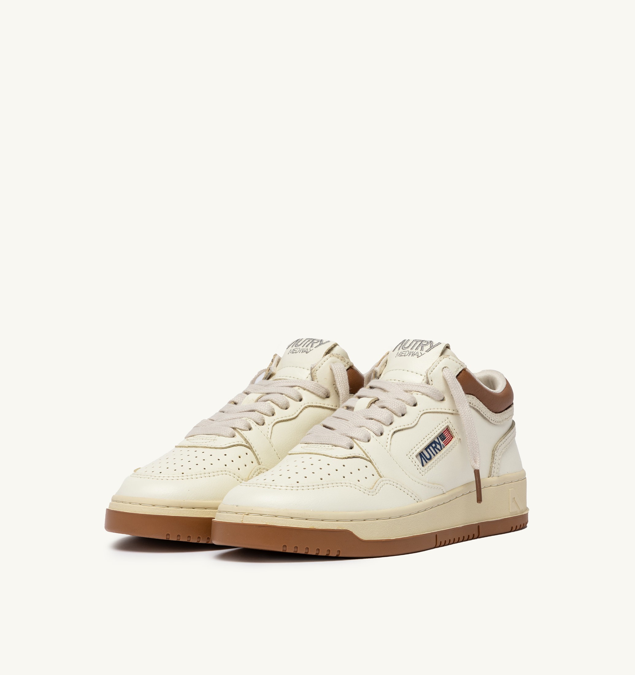 BASKETS MED-WAY EN CUIR COLORIS MARSHMALLOW ET BROWN SUGAR