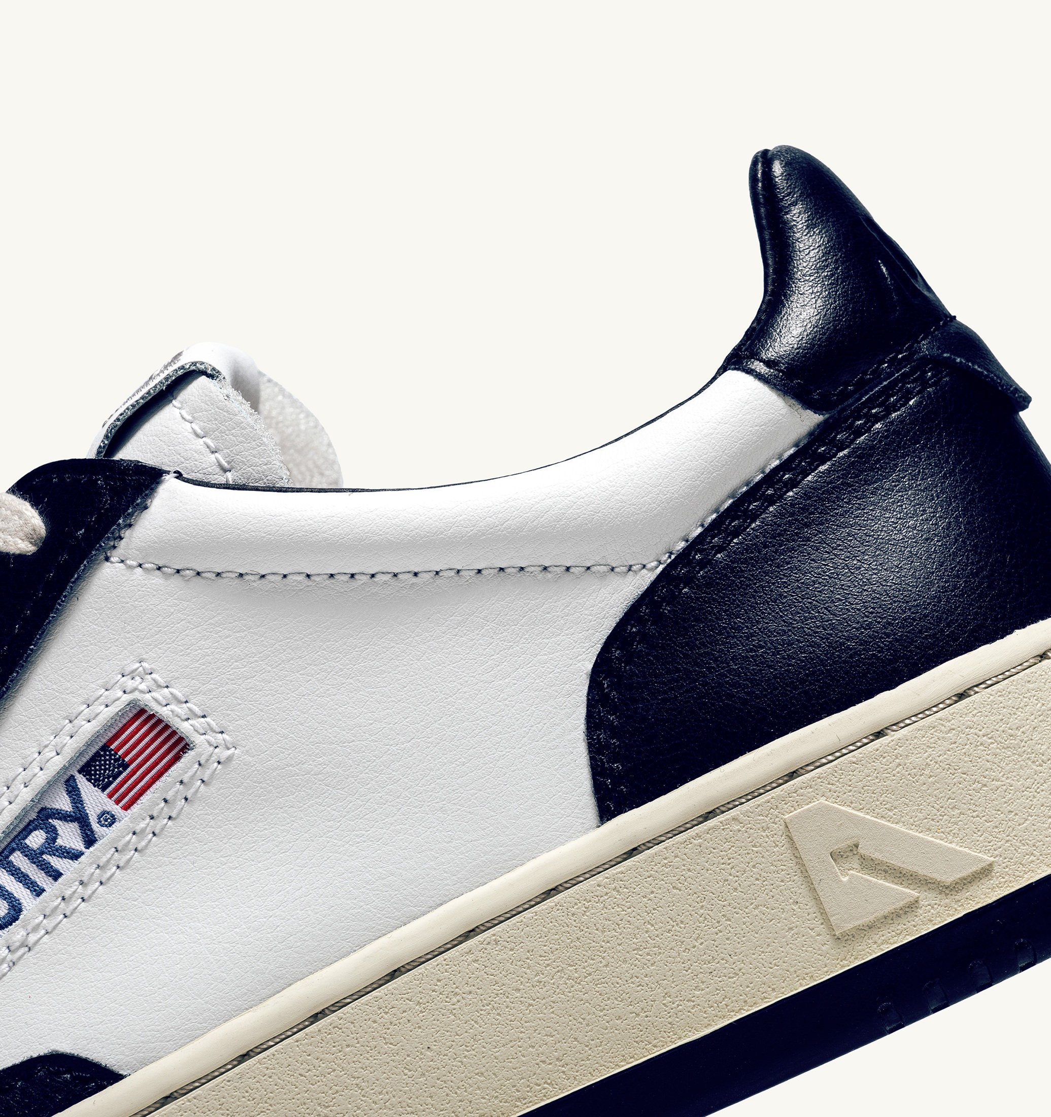 BASKETS MEDALIST LOW BICOLORE EN CUIR BLANC ET BLEU