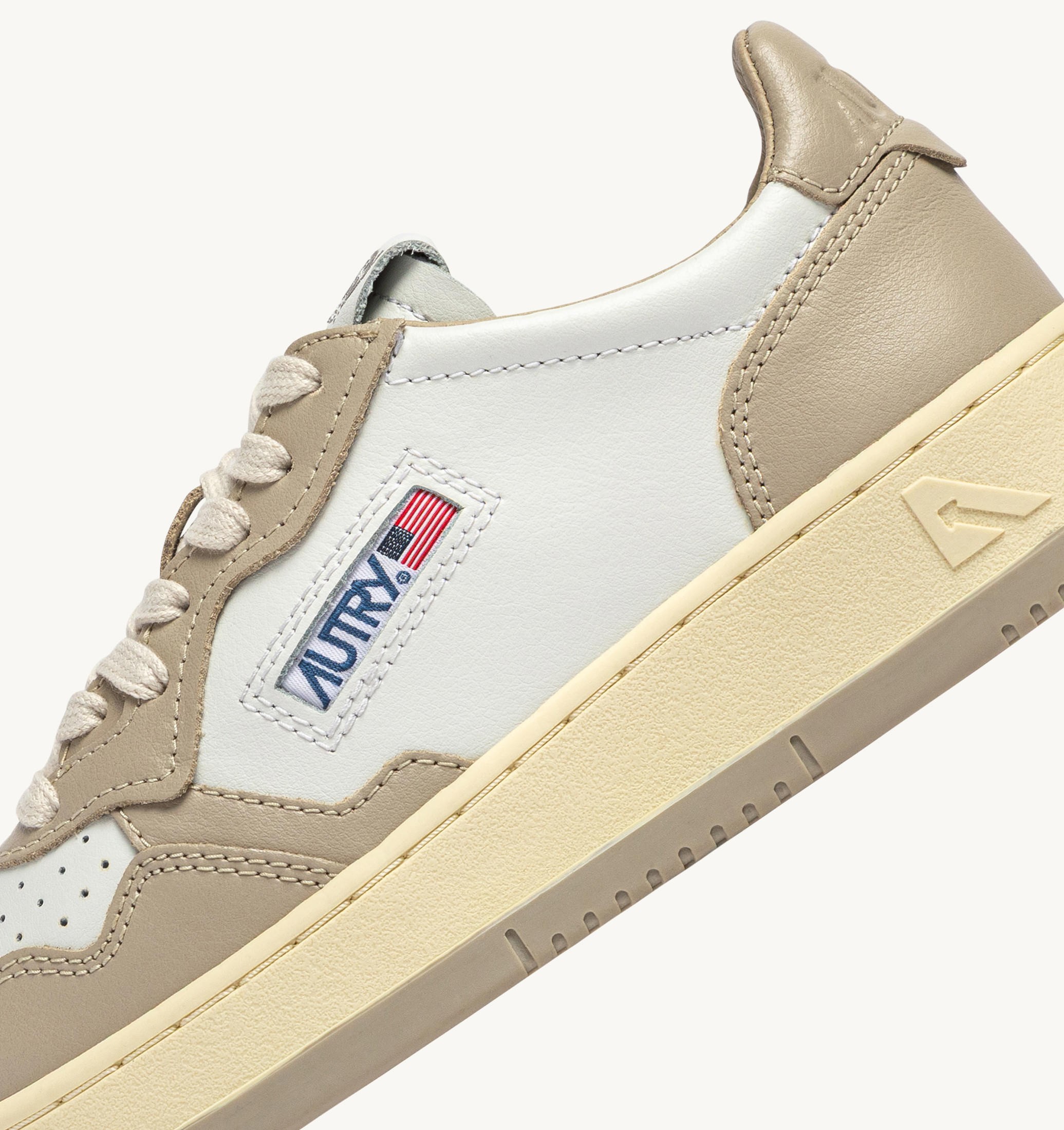 BASKETS MEDALIST LOW BICOLORE EN CUIR BLANC ET FEATHER GRAY