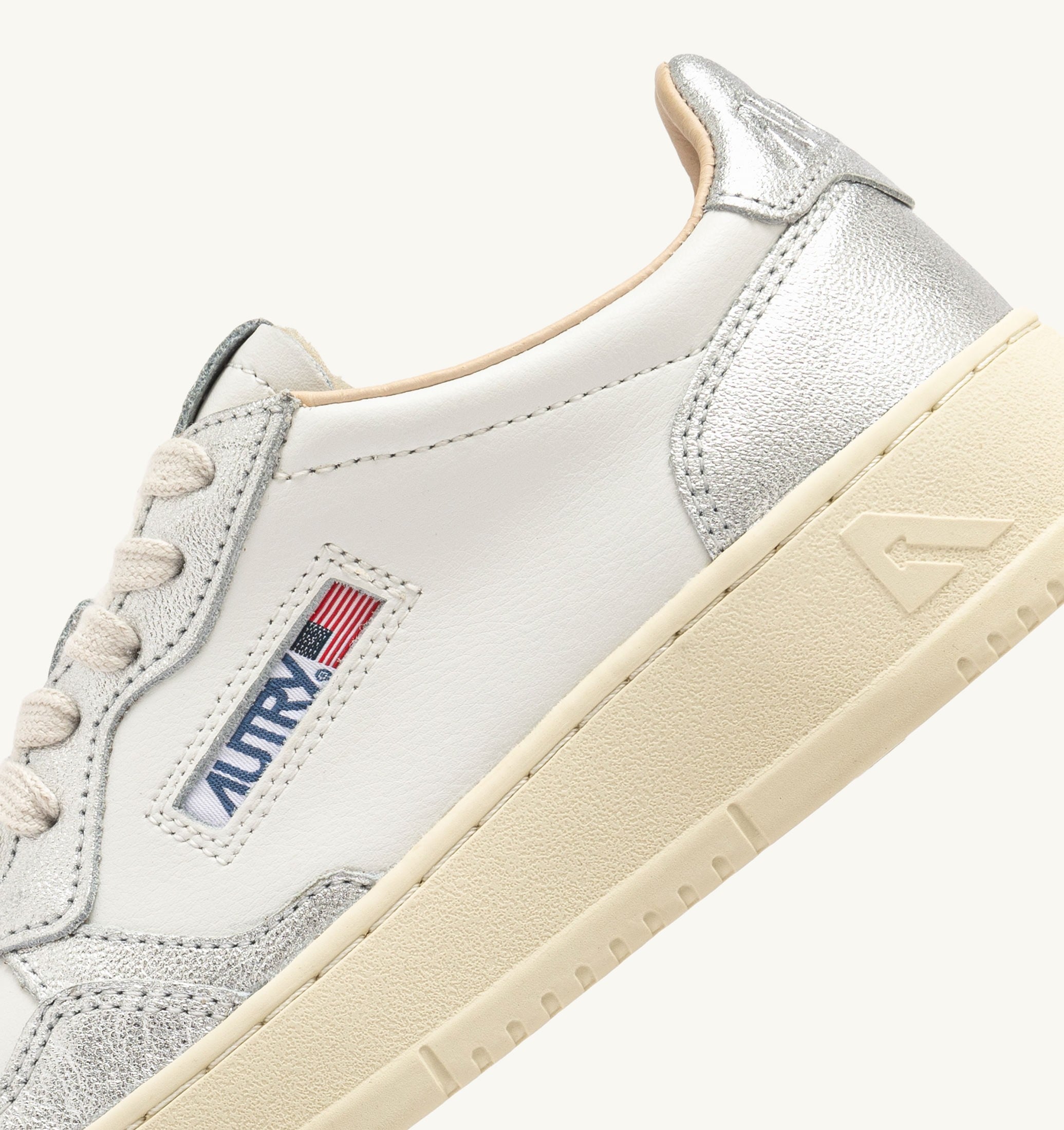 BASKETS MEDALIST LOW BICOLORE EN CUIR BLANC ET MÉTALLISÉ ARGENT