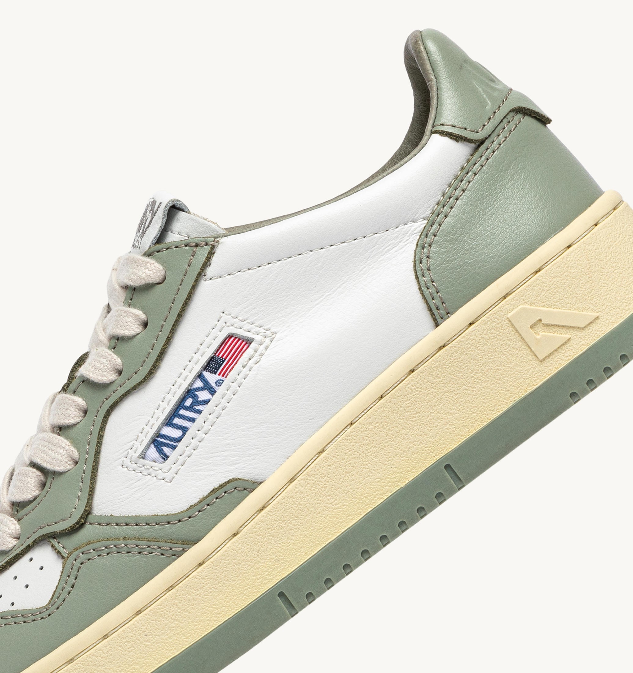 BASKETS MEDALIST LOW BICOLORE EN CUIR BLANC ET SEA GRASS