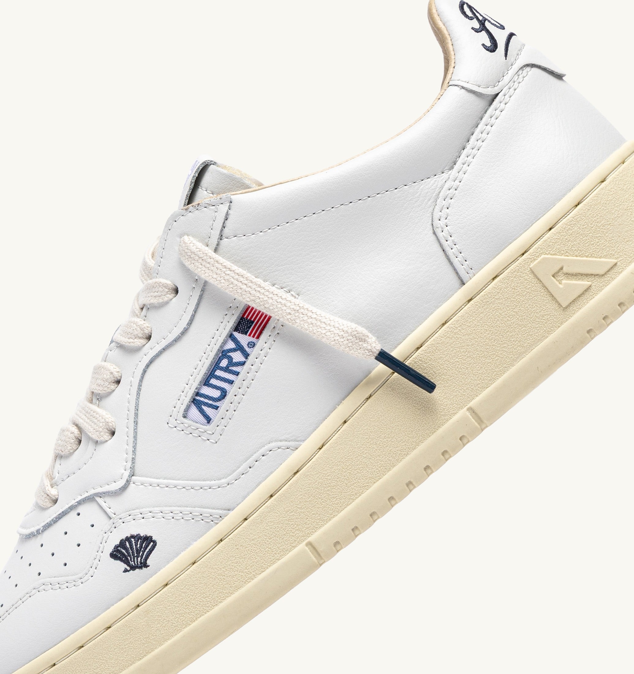 BASKETS MEDALIST LOW EN CUIR BLANC AVEC DÉTAILS SPACE BLUE