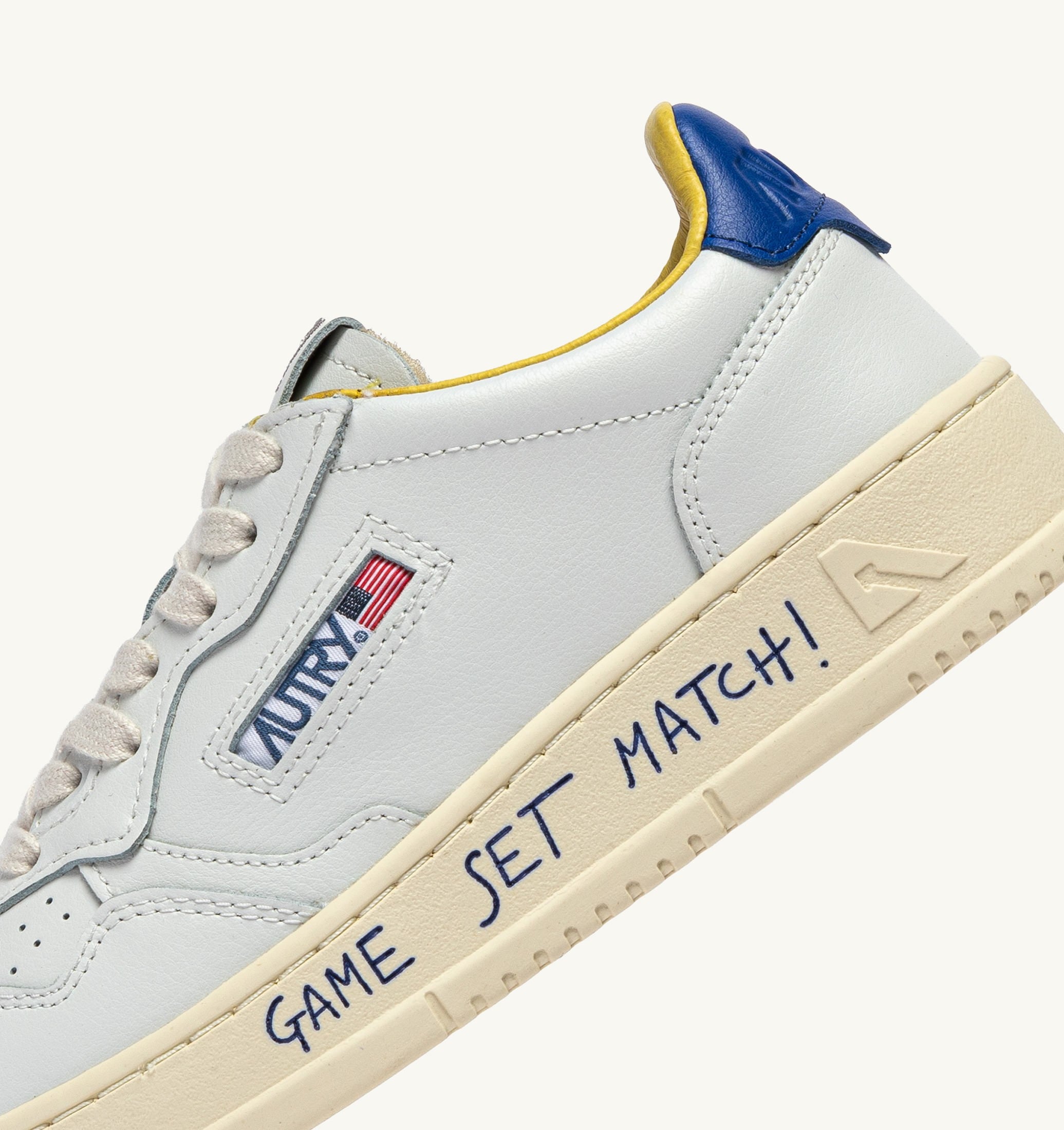 BASKETS MEDALIST LOW EN CUIR BLANC ET BEAU BLUE AVEC LETTERING