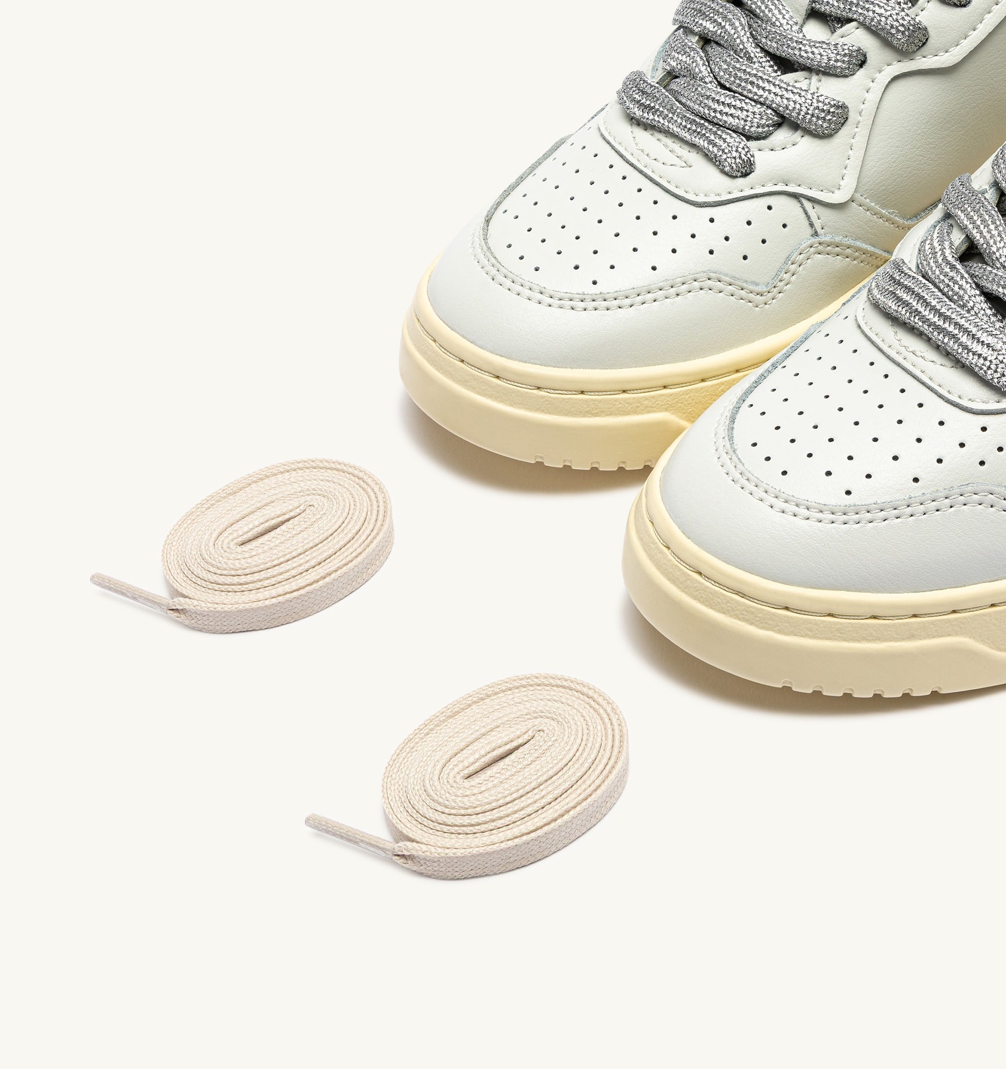 BASKETS MEDALIST LOW EN CUIR BLANC ET DÉTAILS LUREX ARGENT