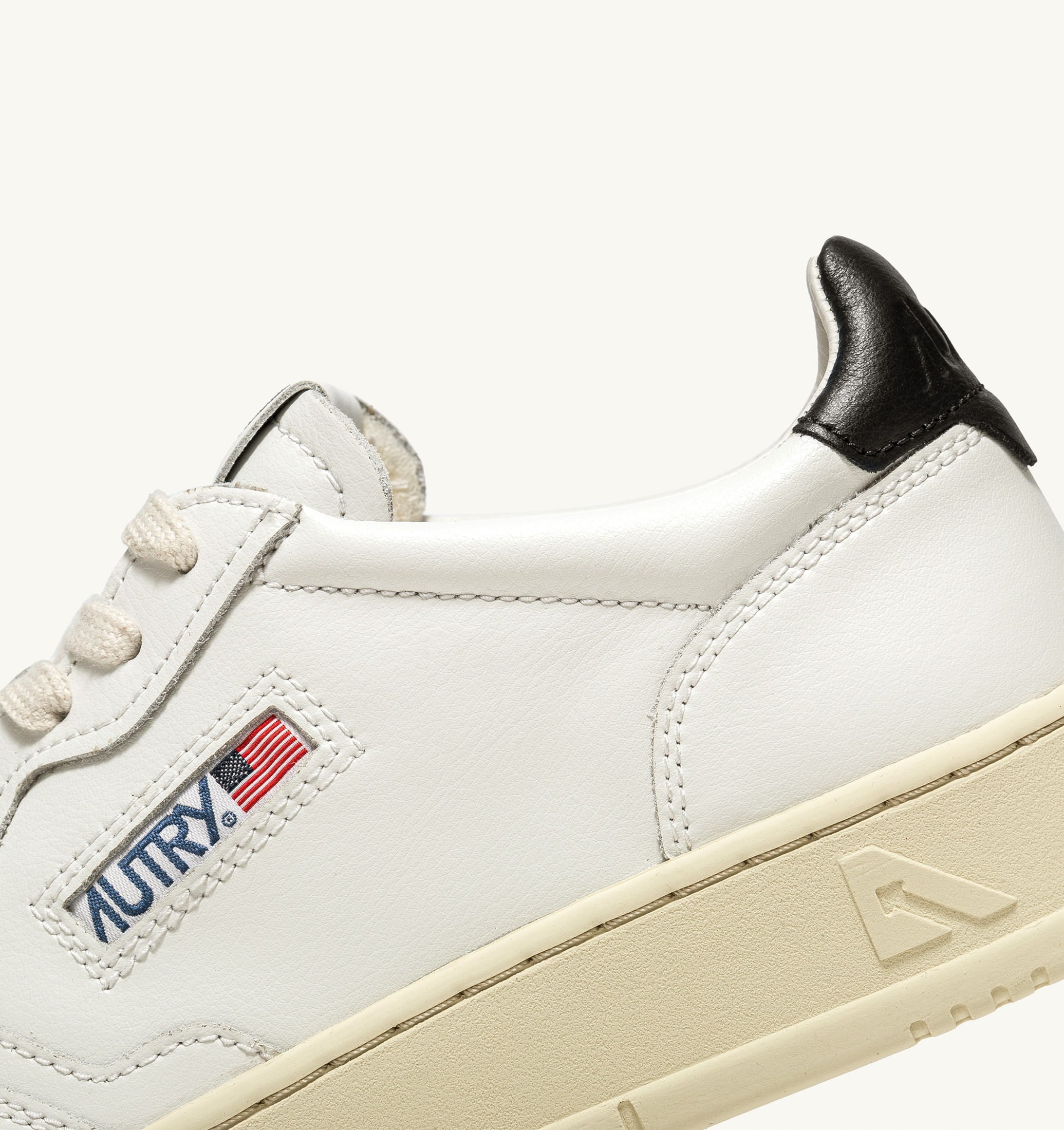 BASKETS MEDALIST LOW EN CUIR BLANC ET NOIR