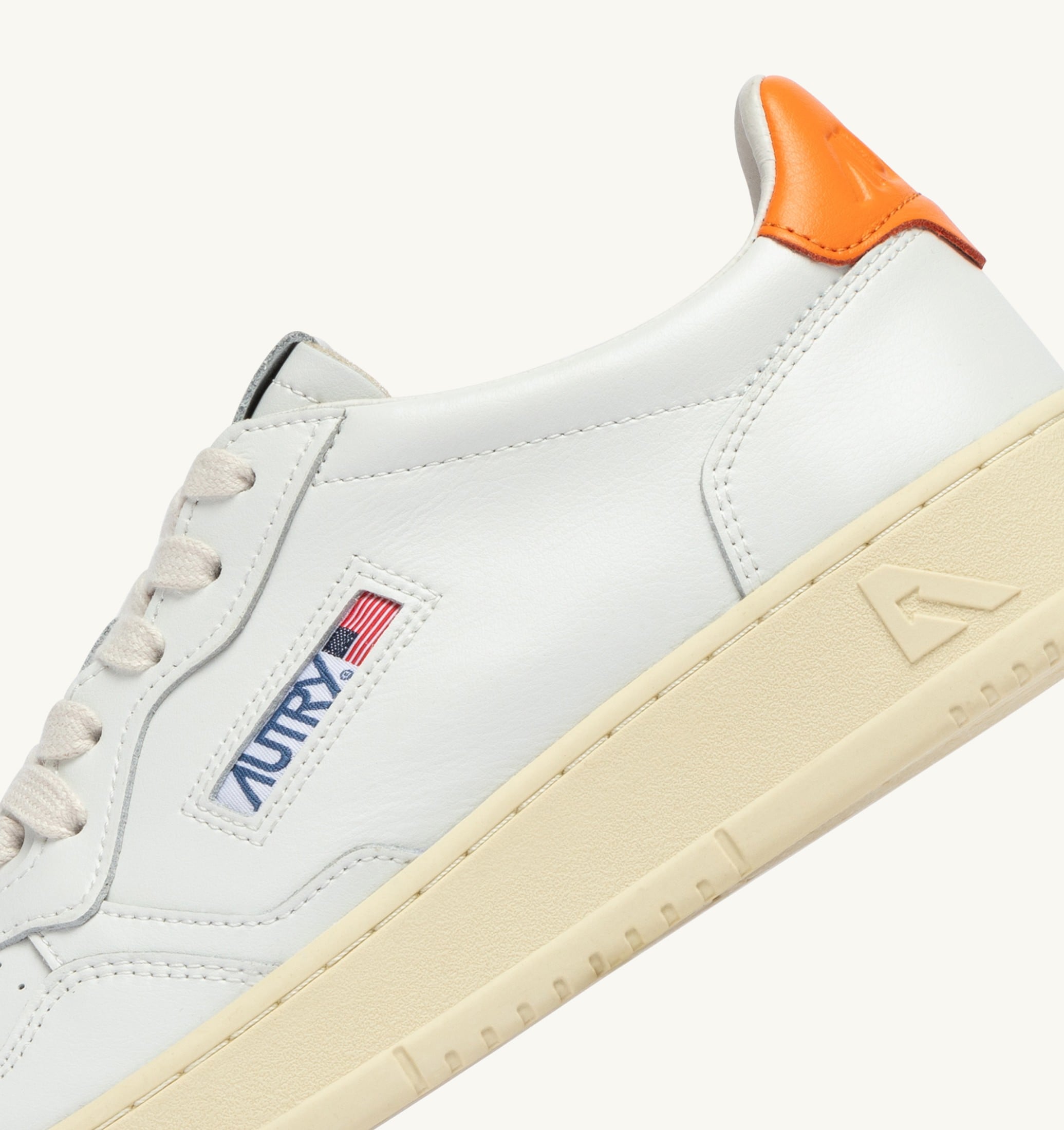 BASKETS MEDALIST LOW EN CUIR BLANC ET PARSIMMON ORANGE