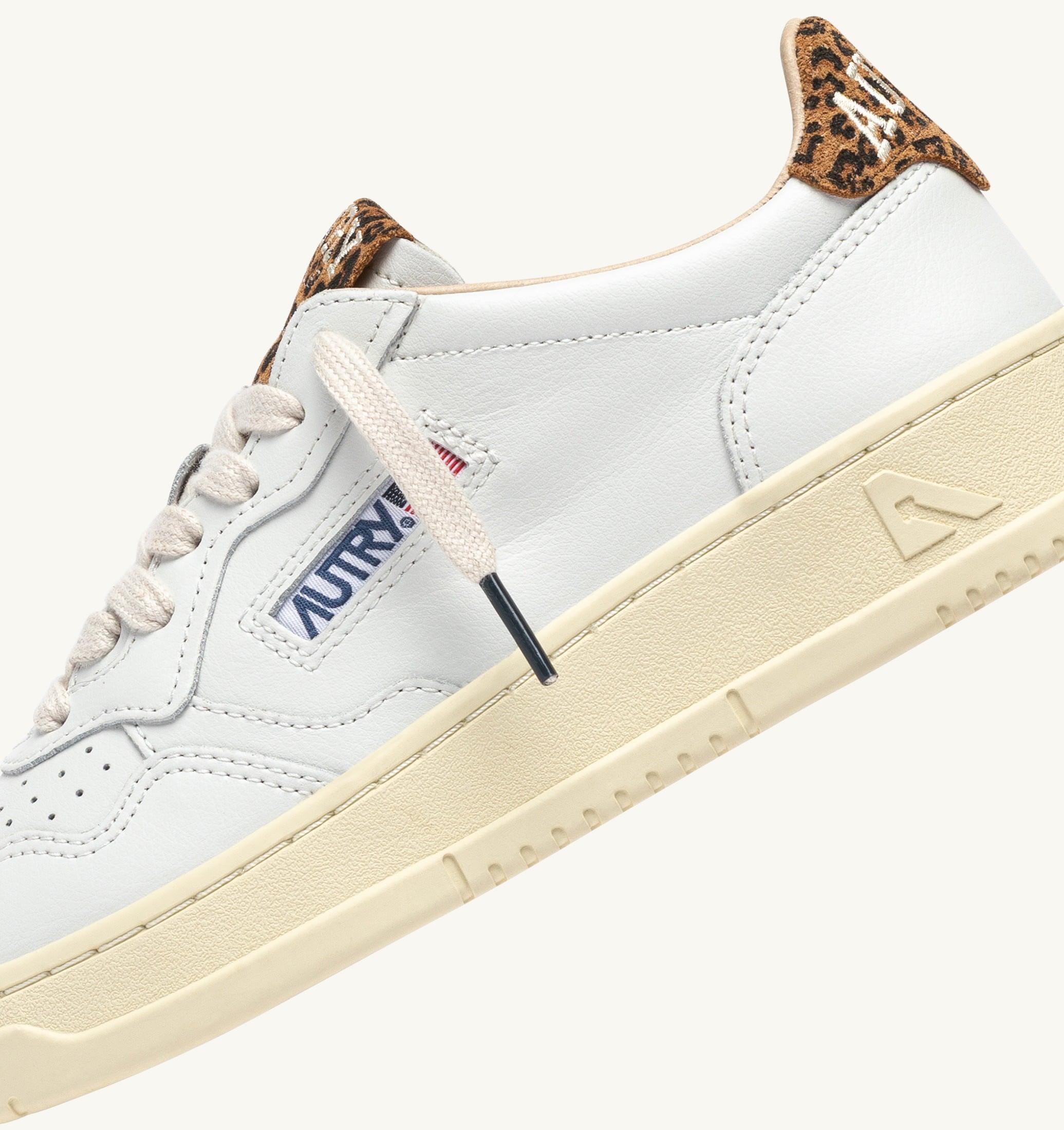 BASKETS MEDALIST LOW EN CUIR BLANC ET DAIM LEOPARD