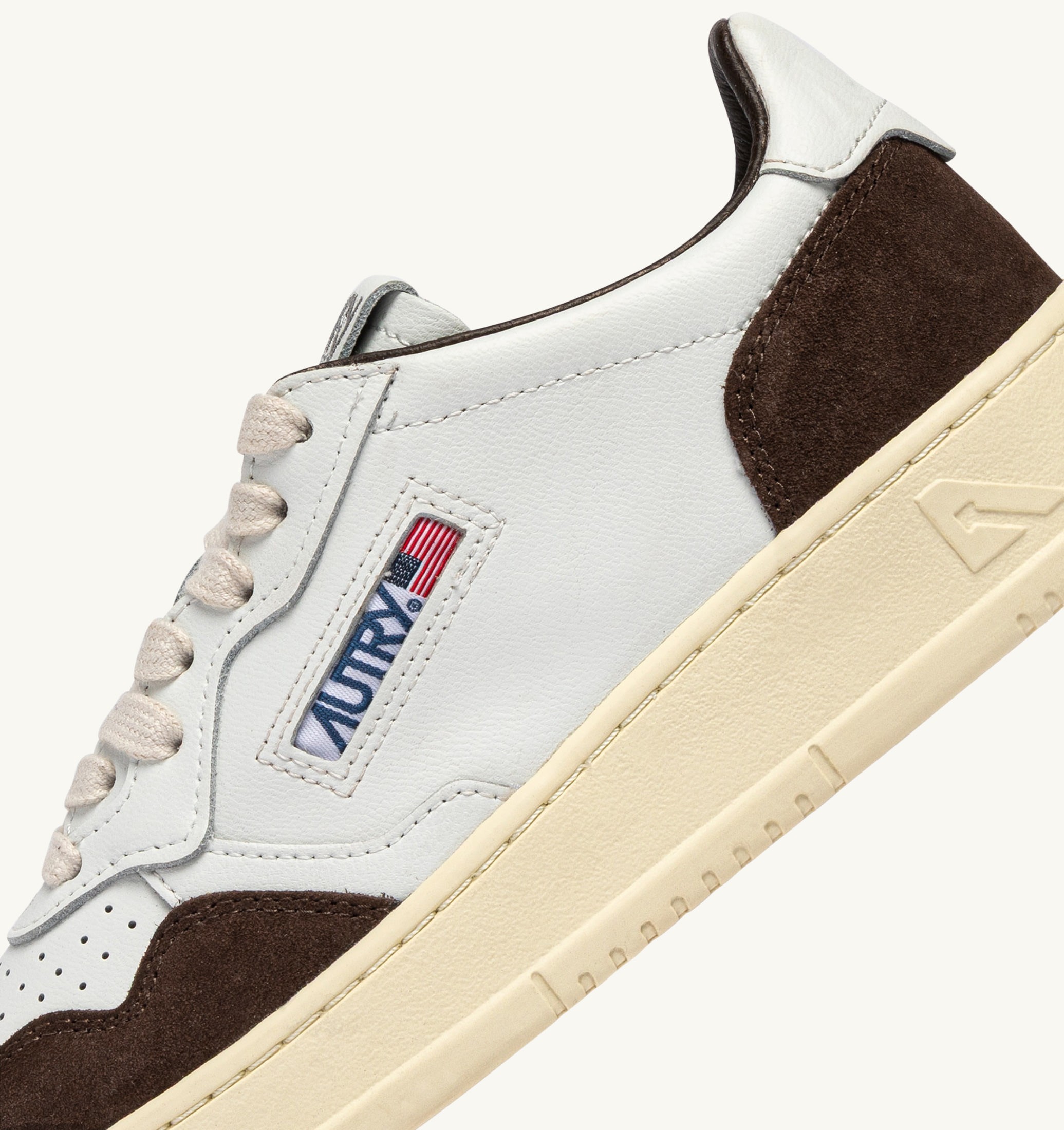 BASKETS MEDALIST LOW EN CUIR BLANC ET DAIM ACAJOU