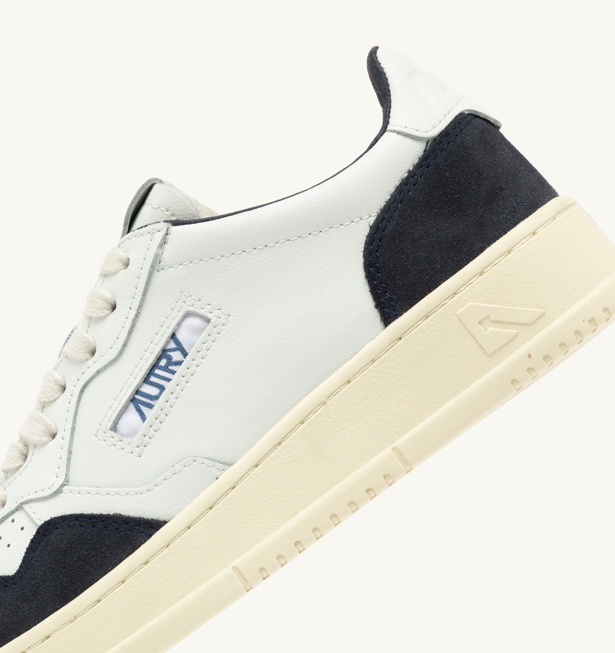 BASKETS MEDALIST LOW EN CUIR BLANC ET DAIM OCÉAN
