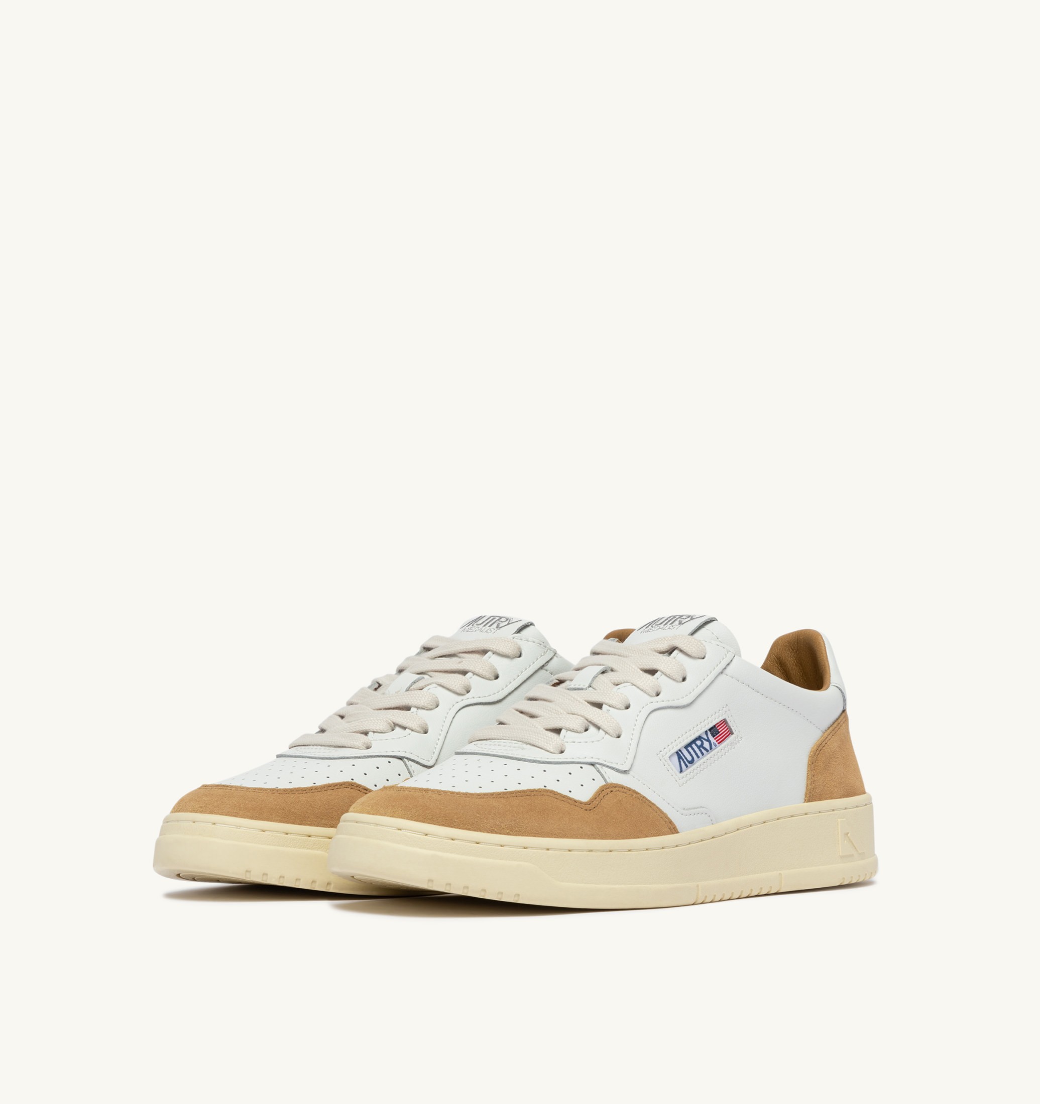 BASKETS MEDALIST LOW EN CUIR BLANC ET DAIM CUIVRE