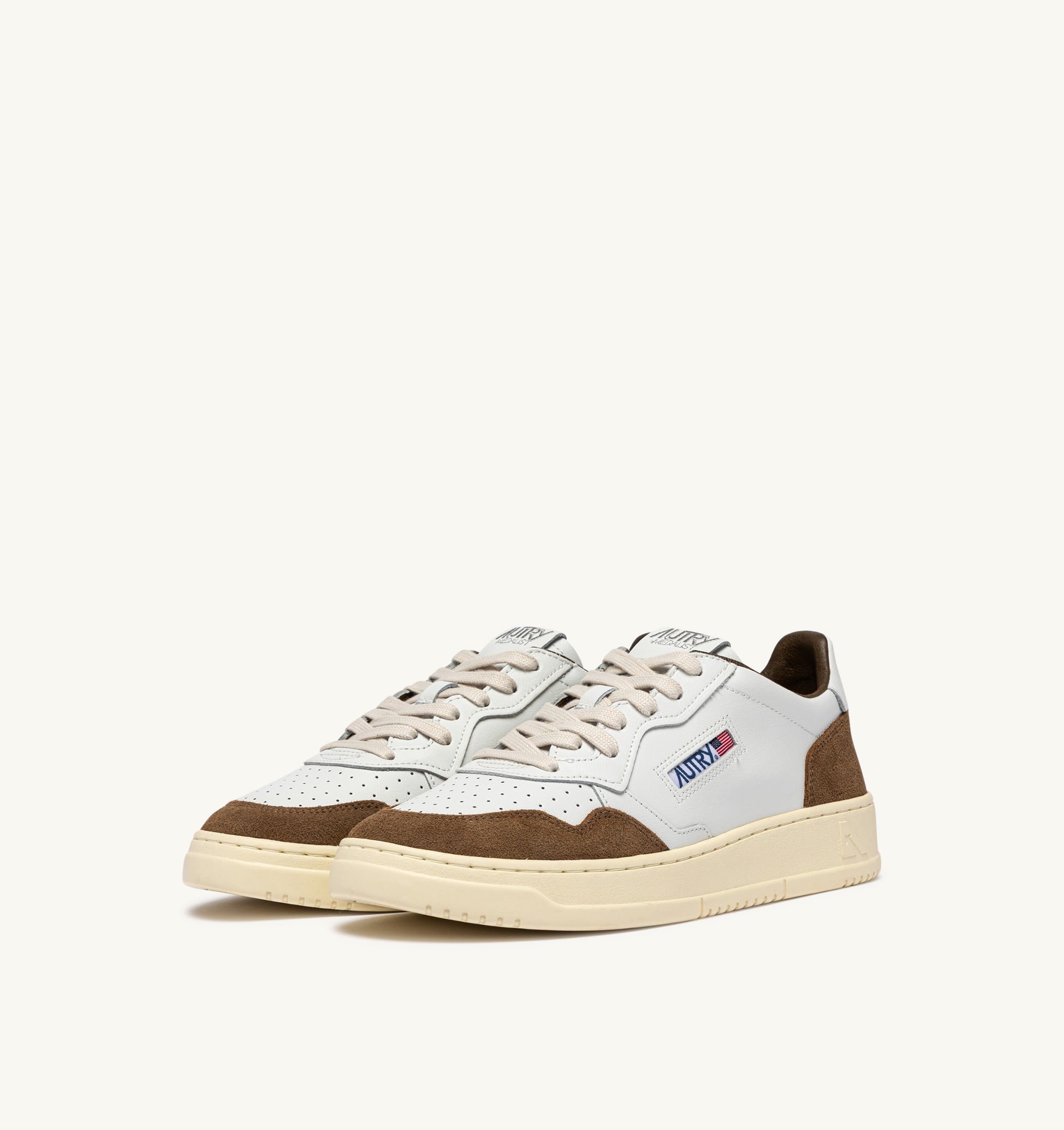 BASKETS MEDALIST LOW EN CUIR BLANC ET DAIM TABAC