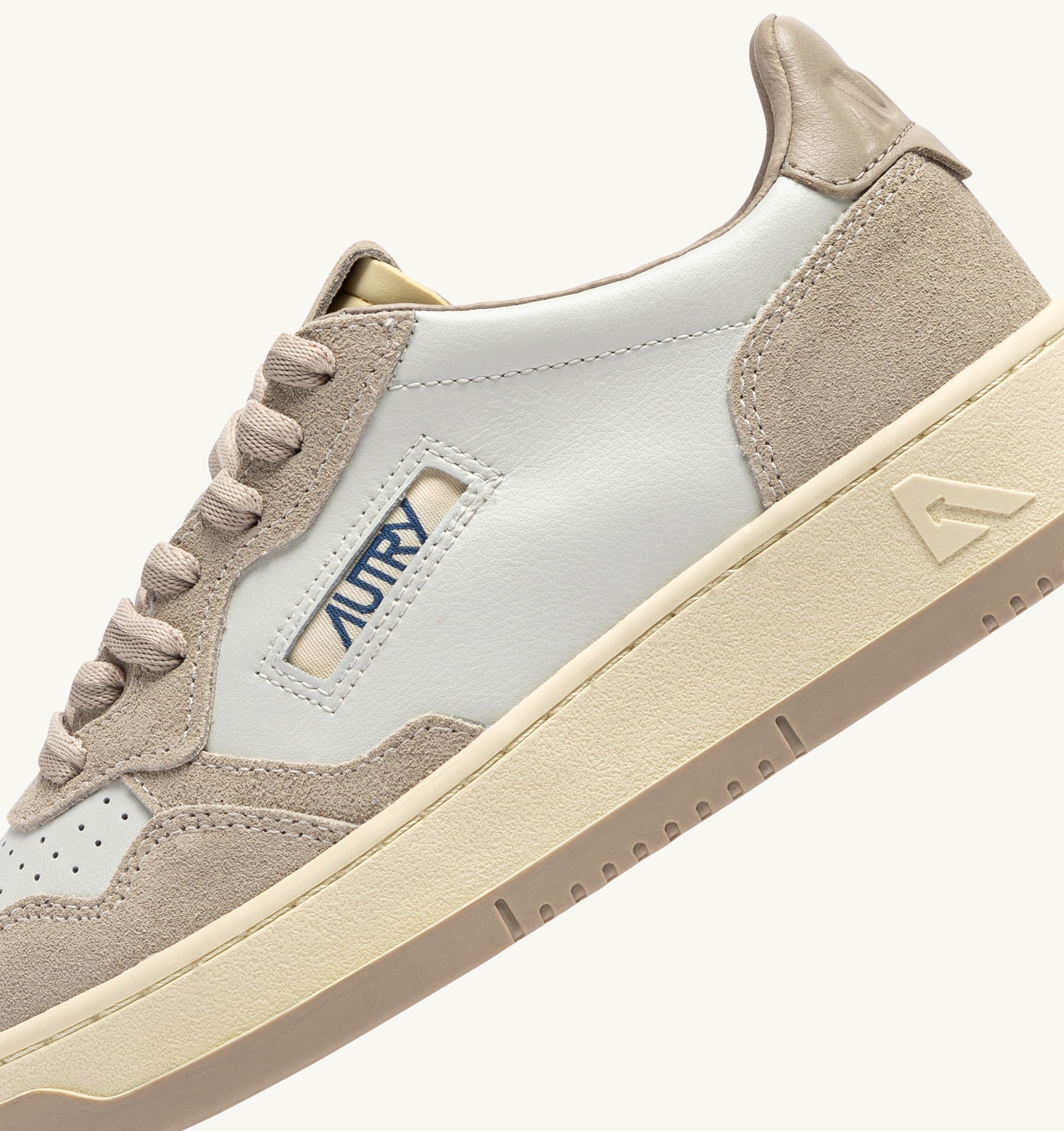 BASKETS MEDALIST LOW EN CUIR ET DAIM FEATHER GRAY ET LAMB