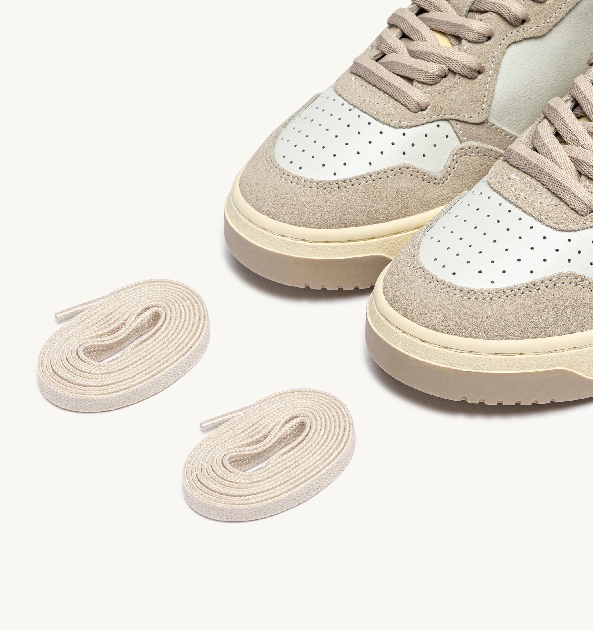 BASKETS MEDALIST LOW EN CUIR ET DAIM FEATHER GRAY ET LAMB