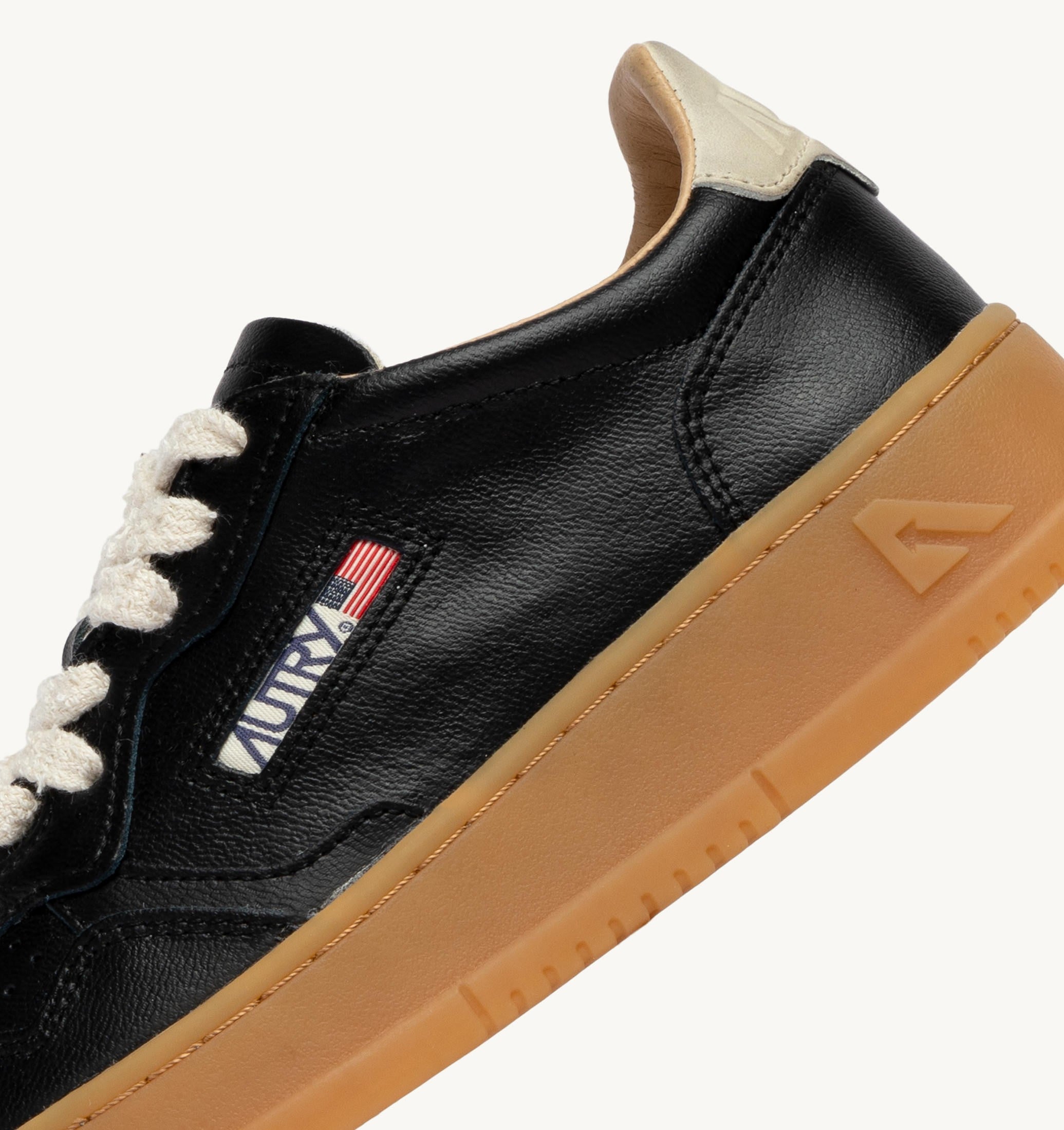 BASKETS MEDALIST LOW EN CUIR NOIR ET MARSHMALLOW
