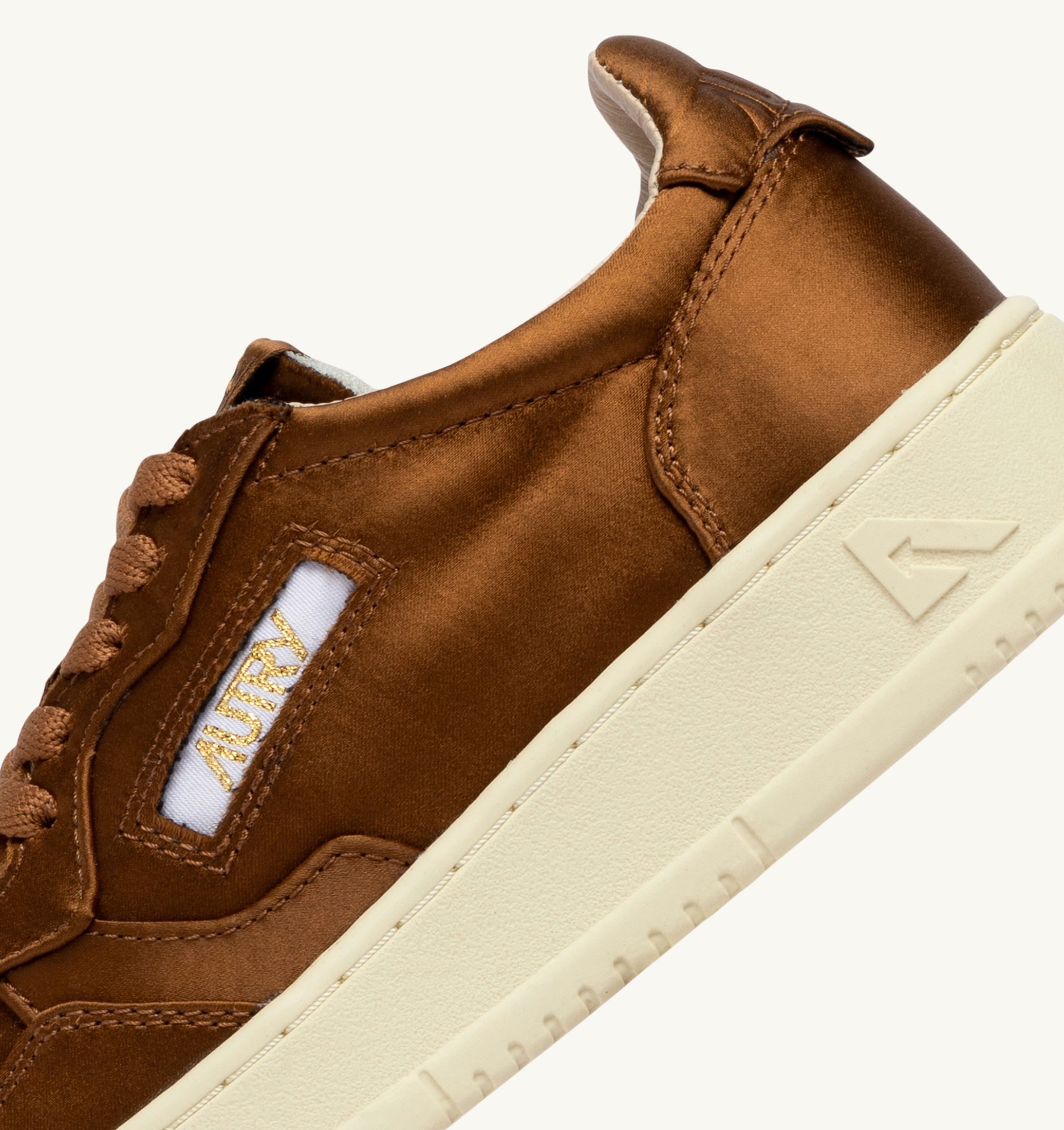 BASKETS MEDALIST LOW EN SATIN EARTH