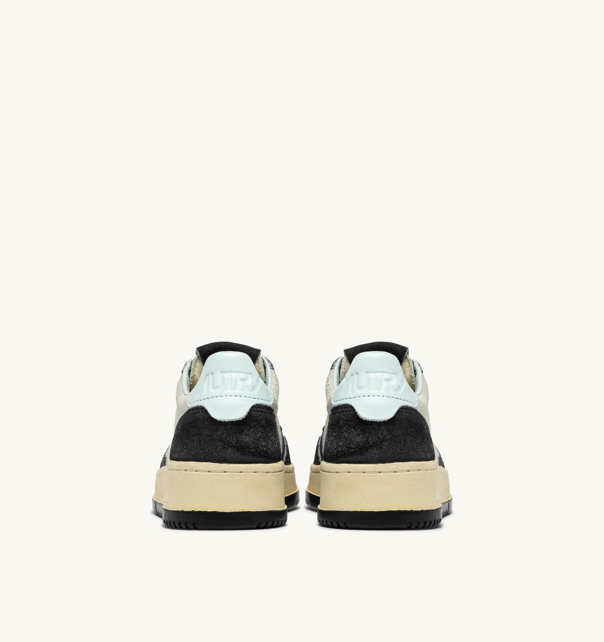 BASKETS MEDALIST LOW EN DAIM ARGENT ET BLACK SUGAR