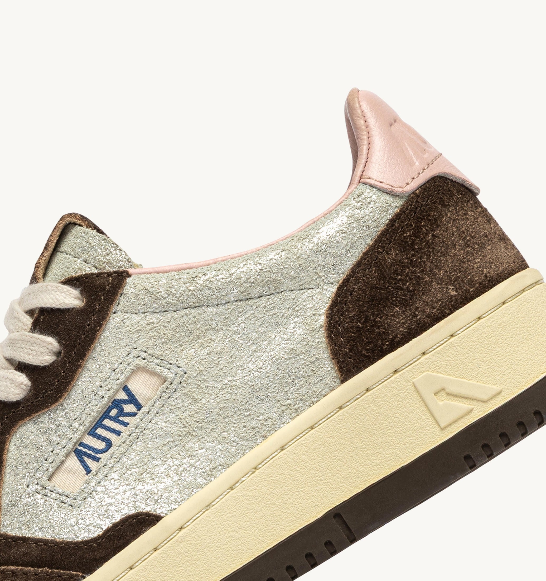 BASKETS MEDALIST LOW EN DAIM ARGENT ET MUSTANG SUGAR