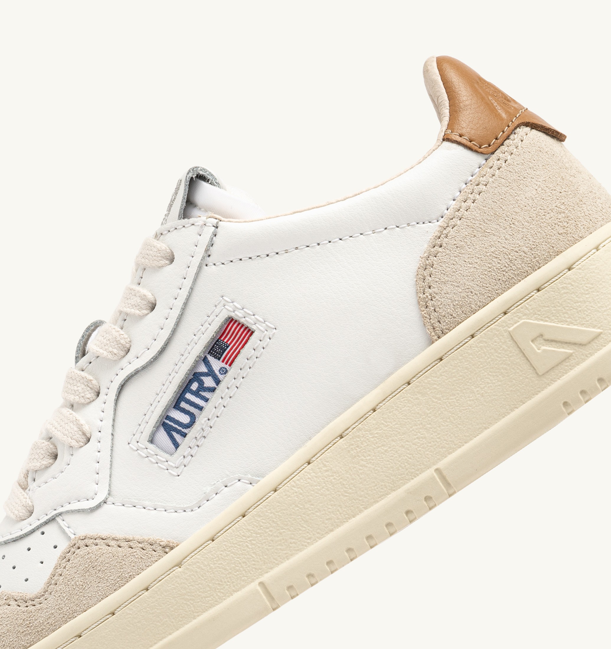 BASKETS MEDALIST LOW EN DAIM ET CUIR BLANC ET BROWN SUGAR