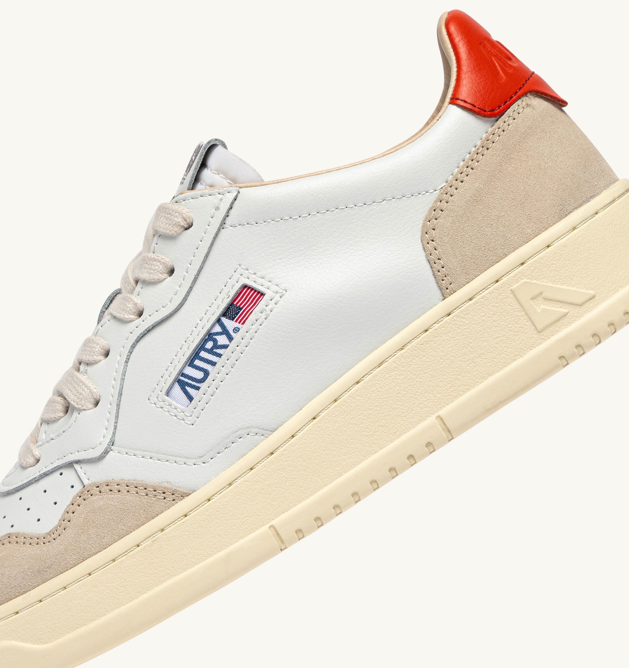 BASKETS MEDALIST LOW EN DAIM ET CUIR BLANC ET LION