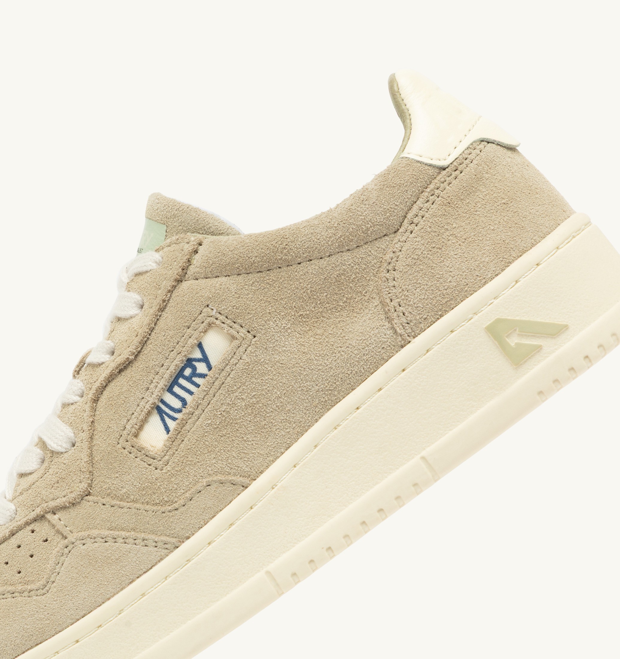 BASKETS MEDALIST LOW EN DAIM SPONGE ET BLANC