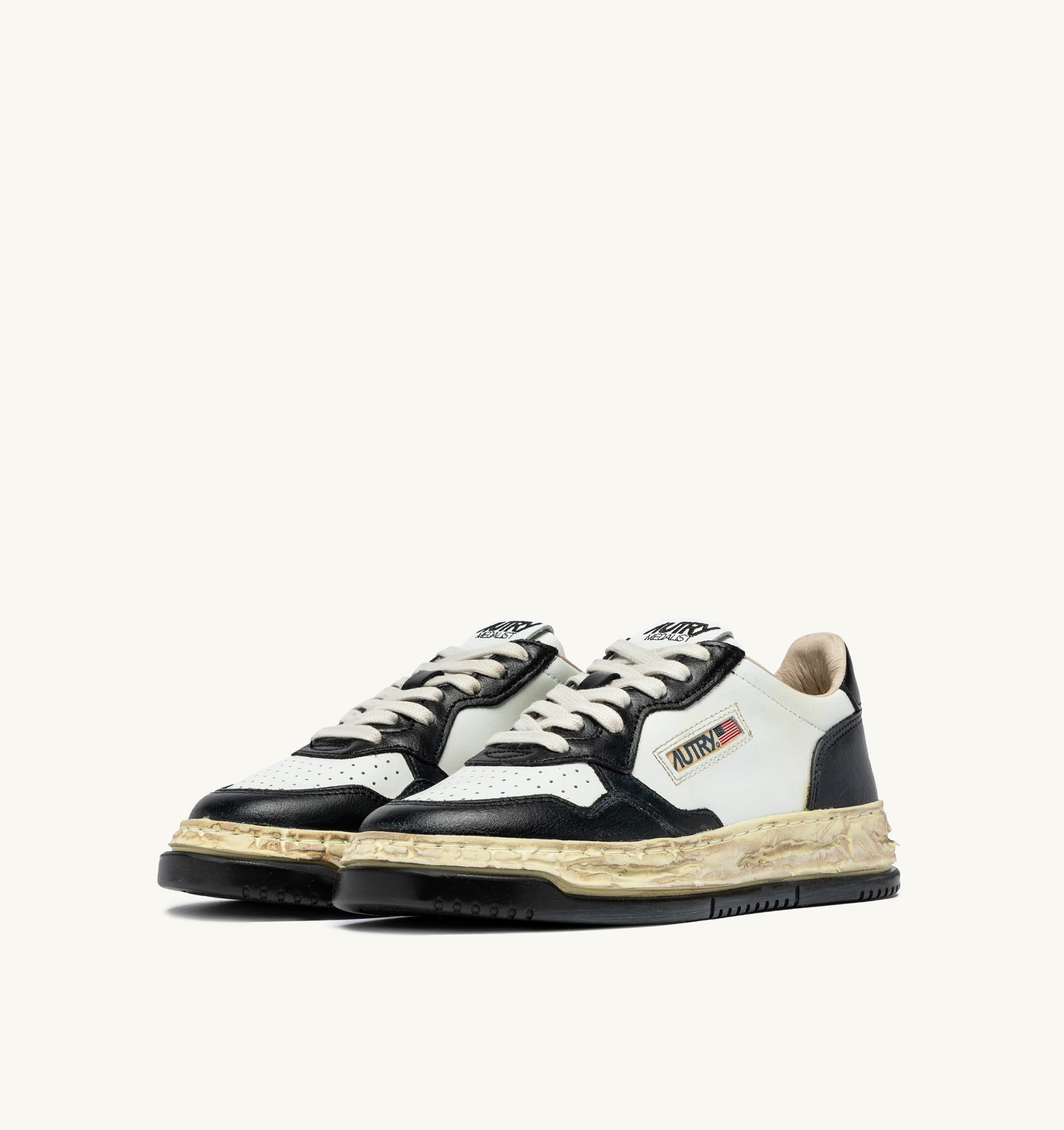 BASKETS MEDALIST LOW SUPER VINTAGE 'AUTRY X MAISON MIHARA YASUHIRO GENERAL SCALE' BLANC ET NOIR