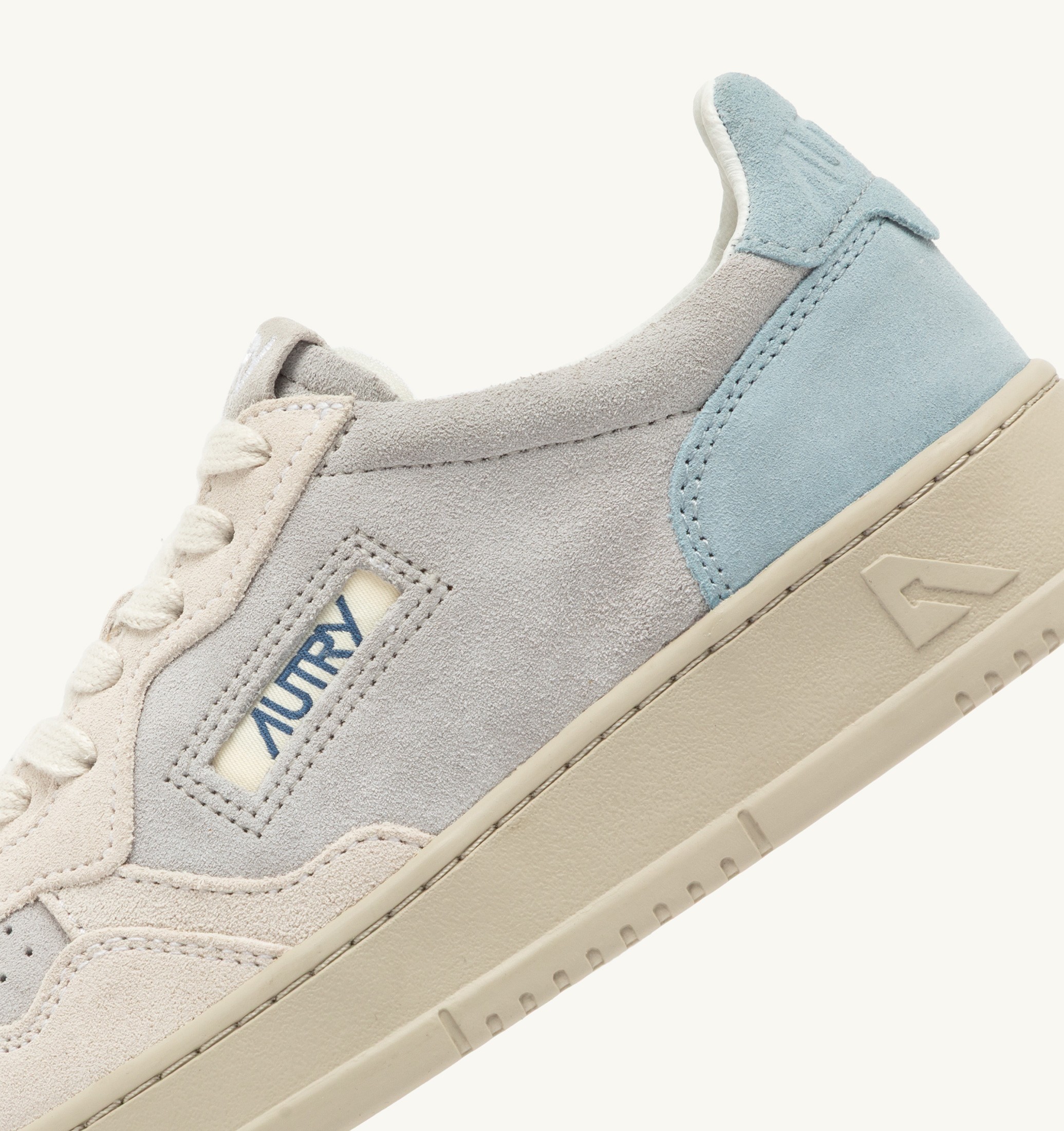 BASKETS MEDALIST LOW TRICOLORE EN DAIM BLANC SKY ET LOFT