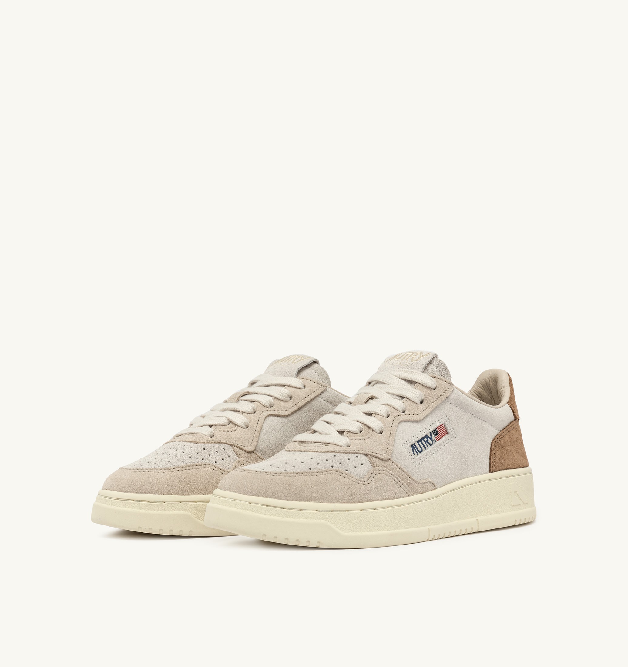 BASKETS MEDALIST LOW TRICOLORE EN DAIM COLORIS SAND ET CIGAR