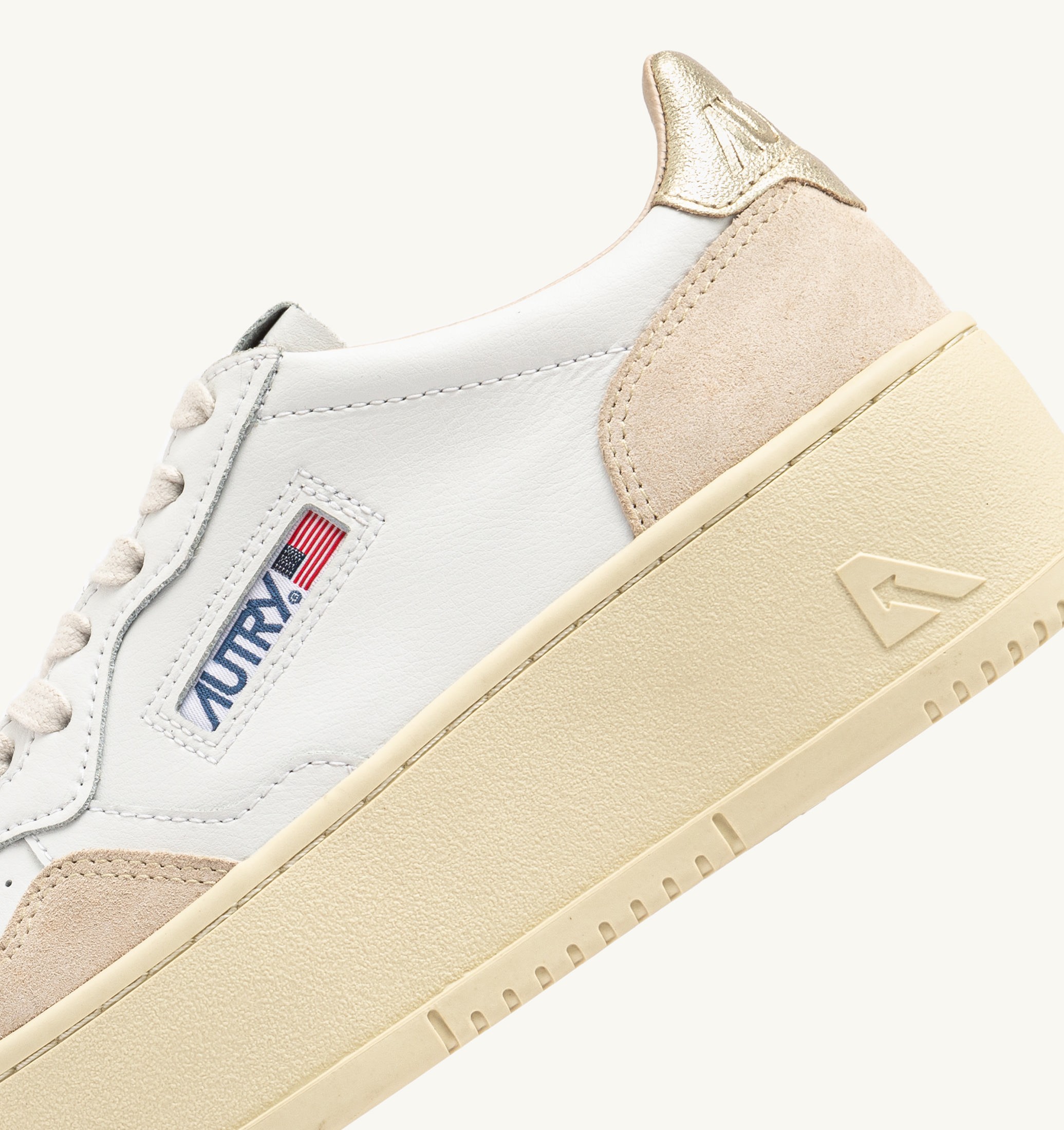 BASKETS MEDALIST PLATFORM EN DAIM ET CUIR BLANC ET PLATINE