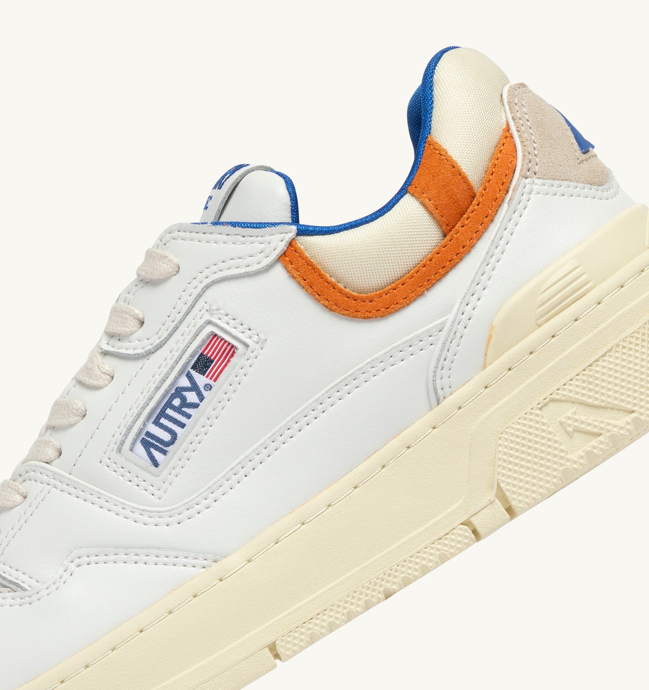 BASKETS CLC LOW EN CUIR BLANC ET FANTA