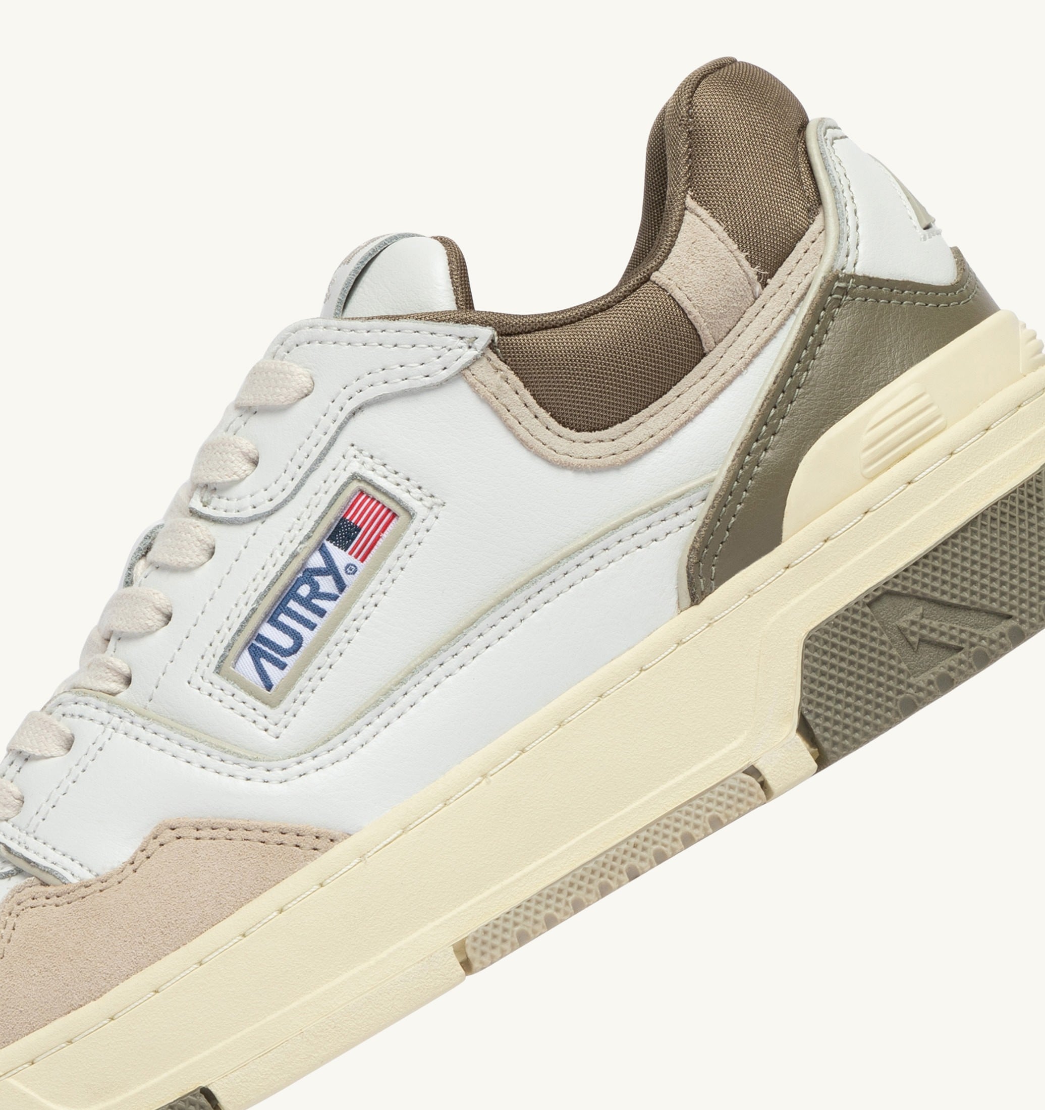 BASKETS CLC LOW EN CUIR ET DAIM BLANC PELICAN ET COVERT GREEN