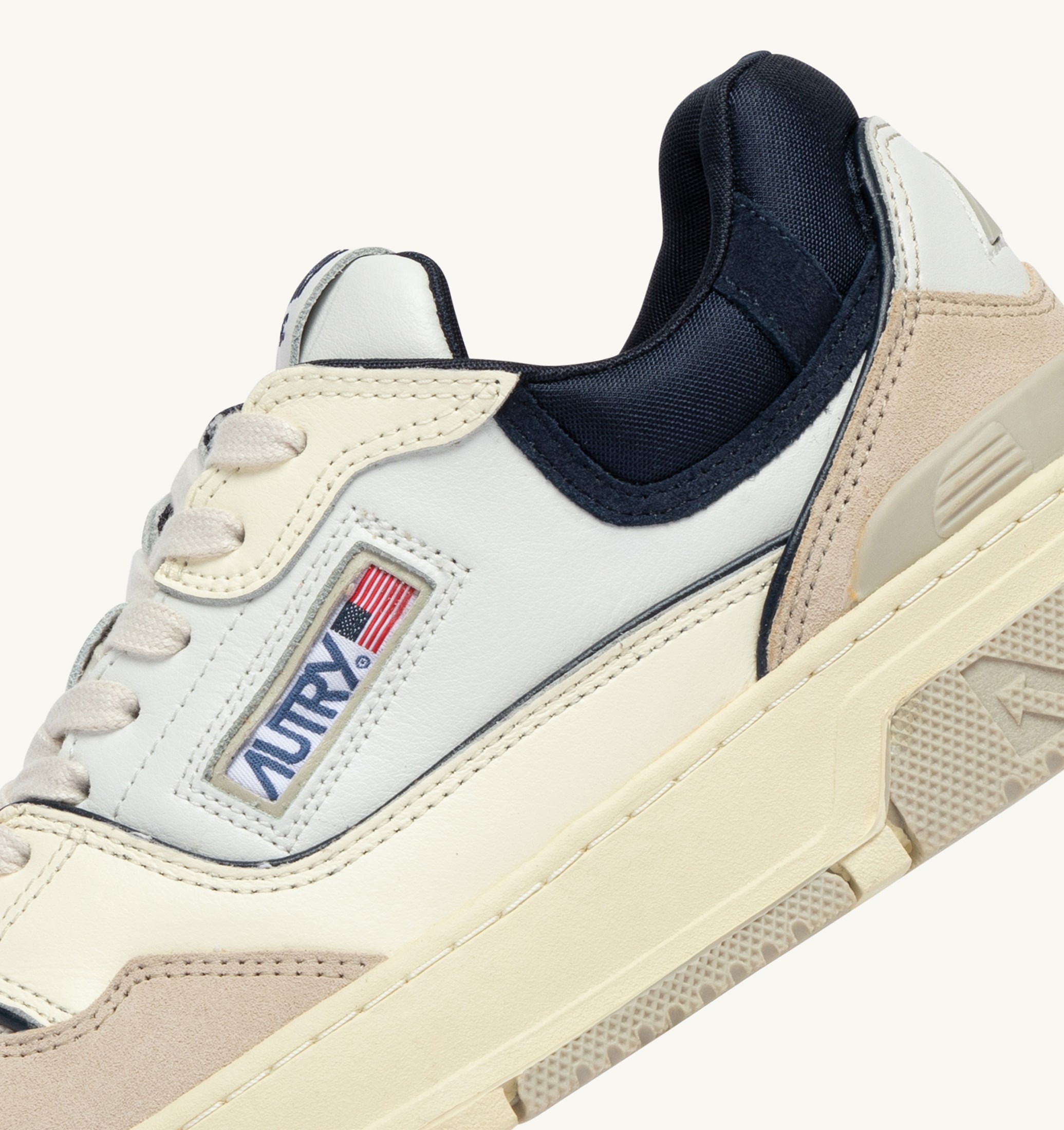 BASKETS CLC LOW EN CUIR ET DAIM BLANC SAND ET SPACE BLUE