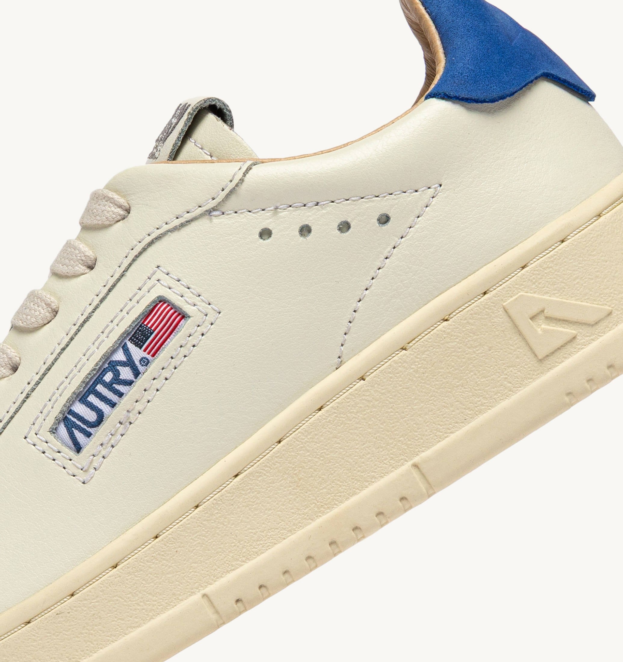 BASKETS DALLAS LOW EN CUIR MARSHMALLOW ET LAPIS BLUE