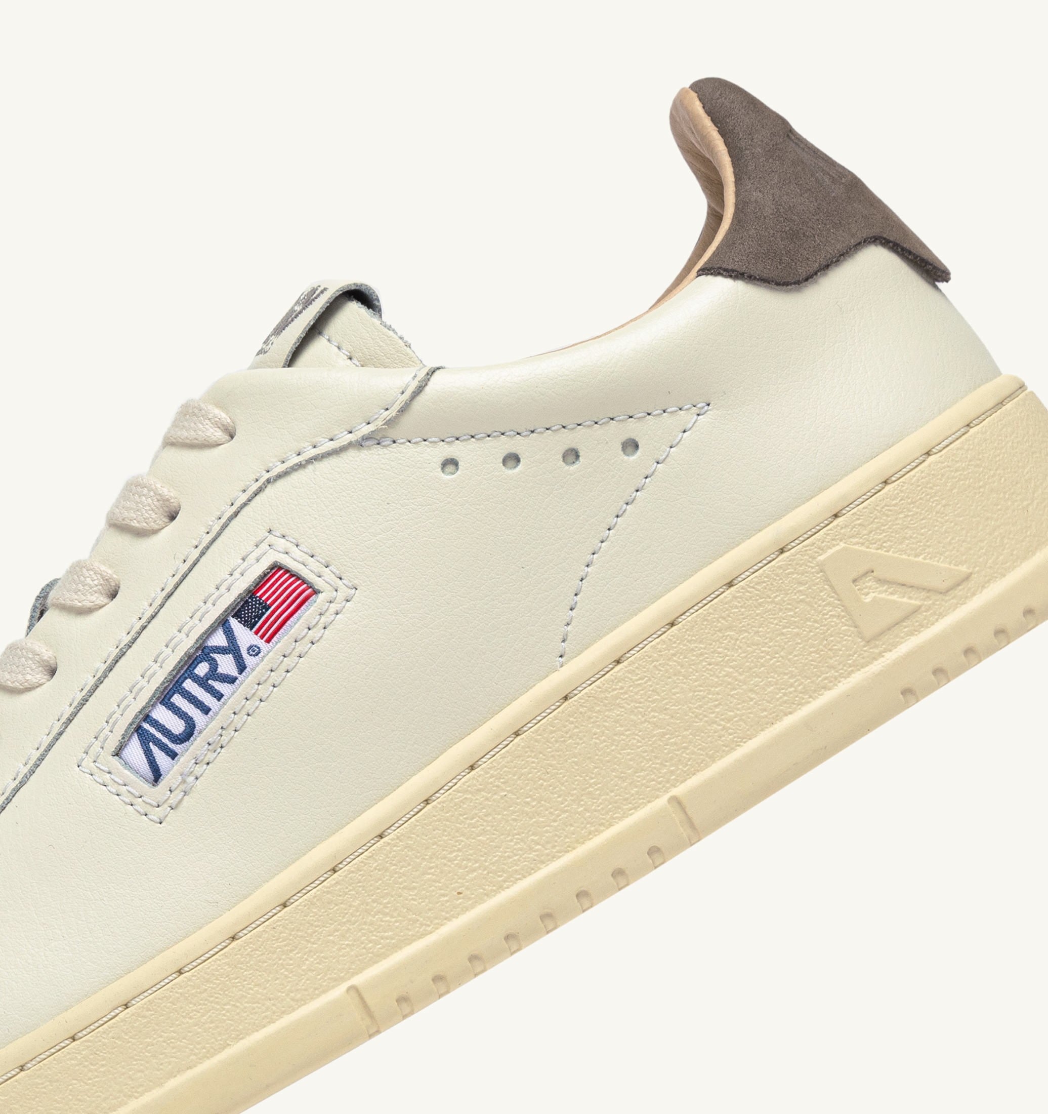 BASKETS DALLAS LOW EN CUIR MARSHMALLOW ET MOREL