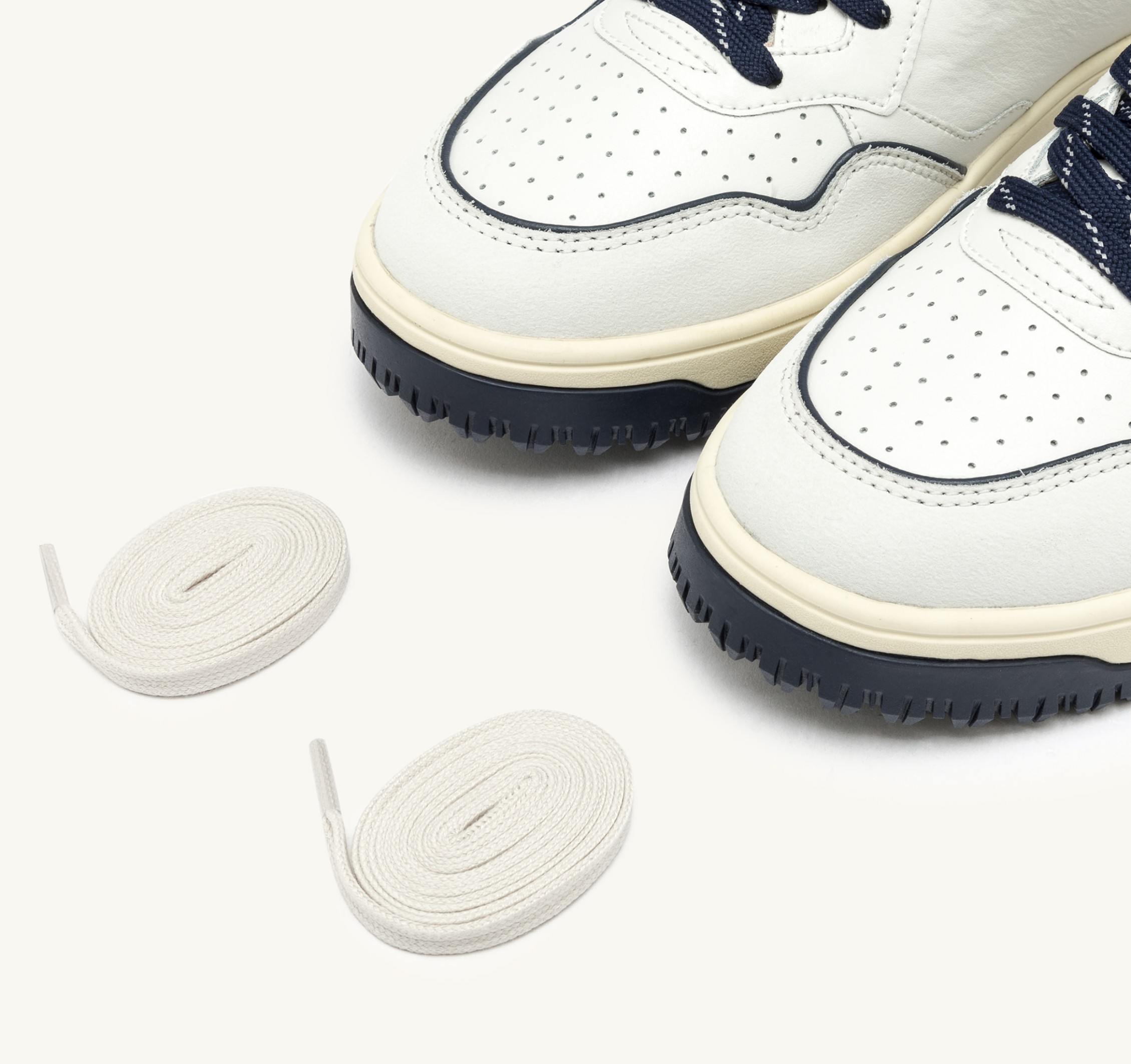 BASKETS GOLF LOW EN CUIR BLANC ET NAVY
