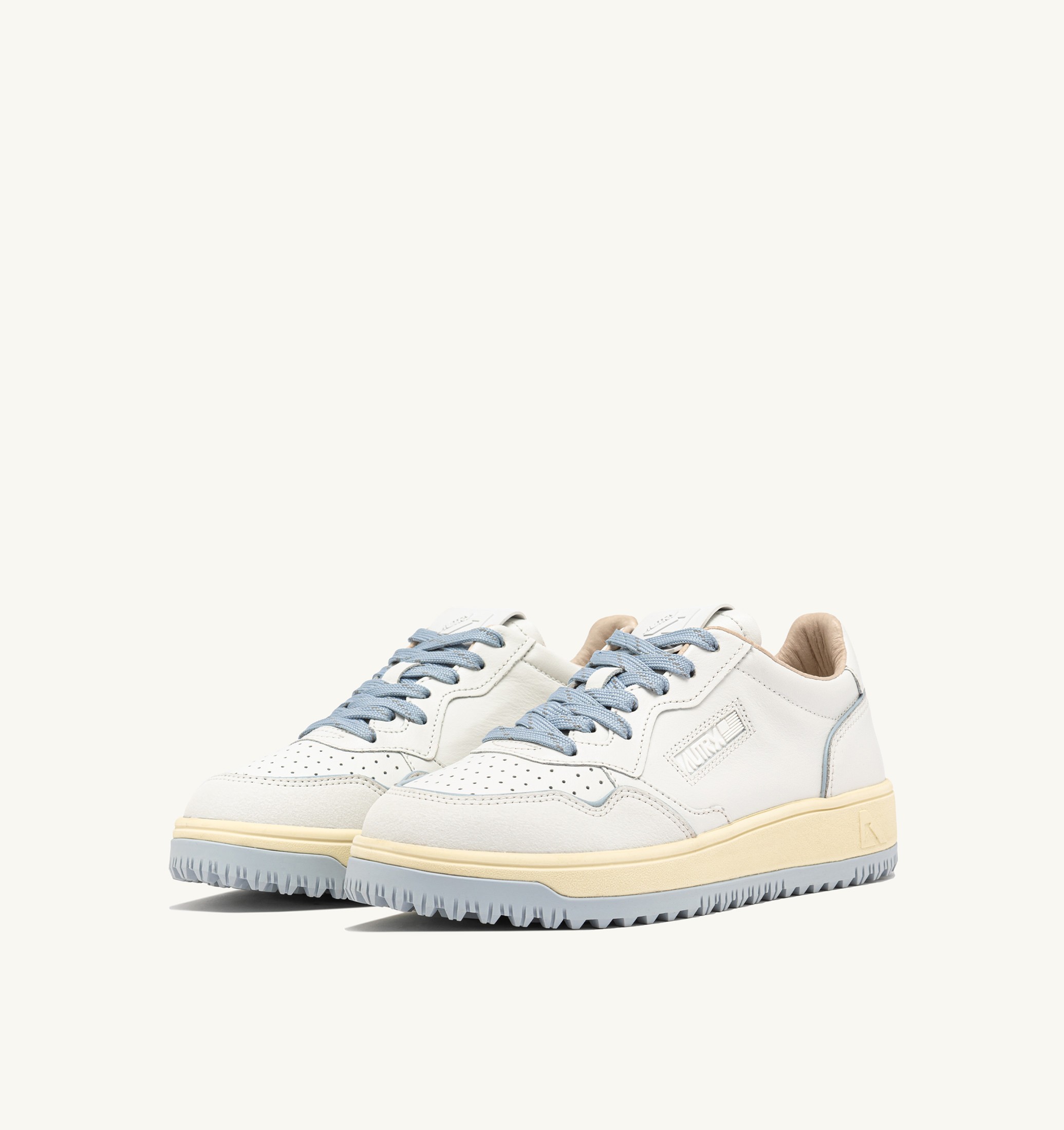 BASKETS GOLF LOW EN CUIR BLANC ET PEARL BLUE