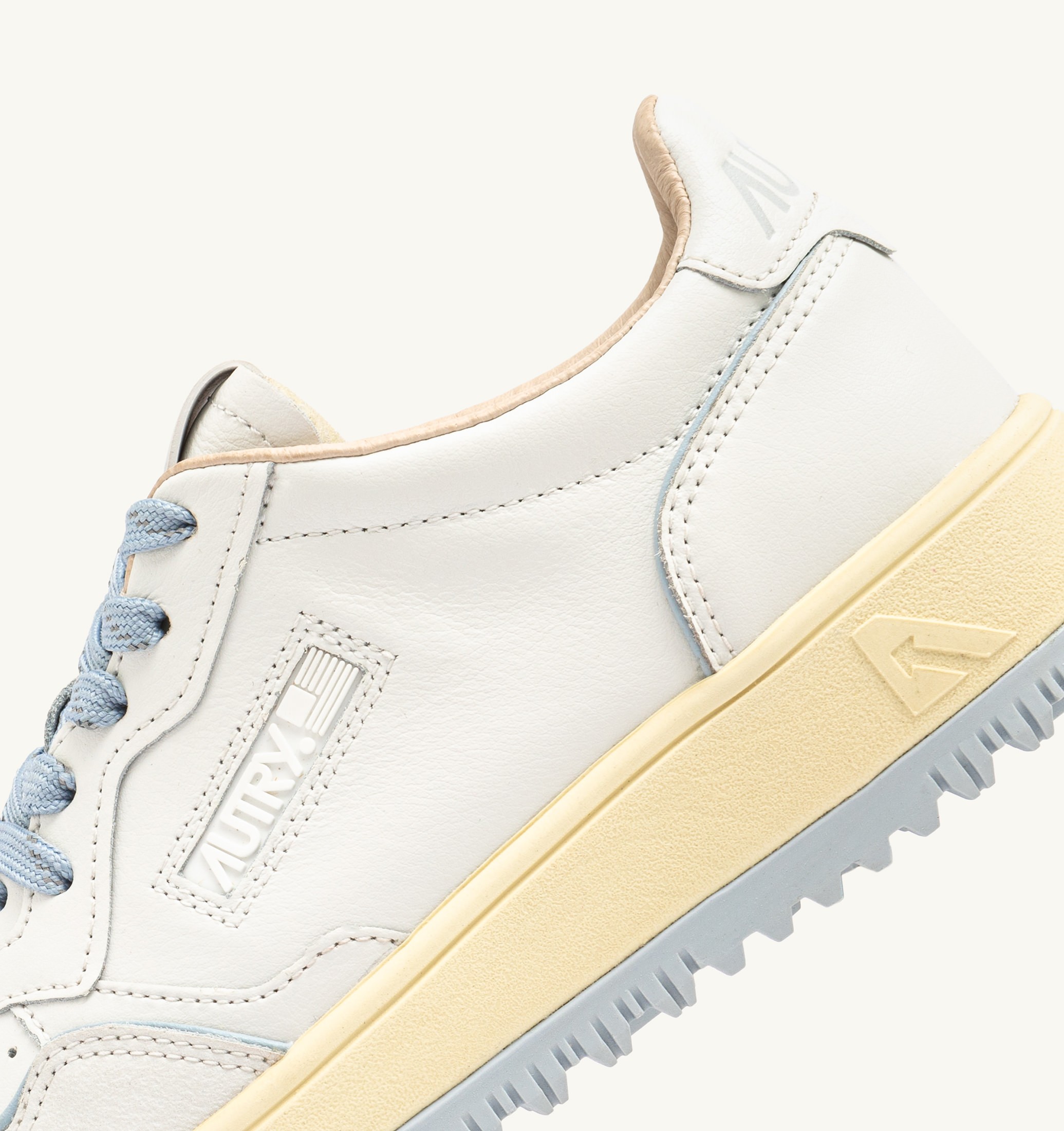 BASKETS GOLF LOW EN CUIR BLANC ET PEARL BLUE