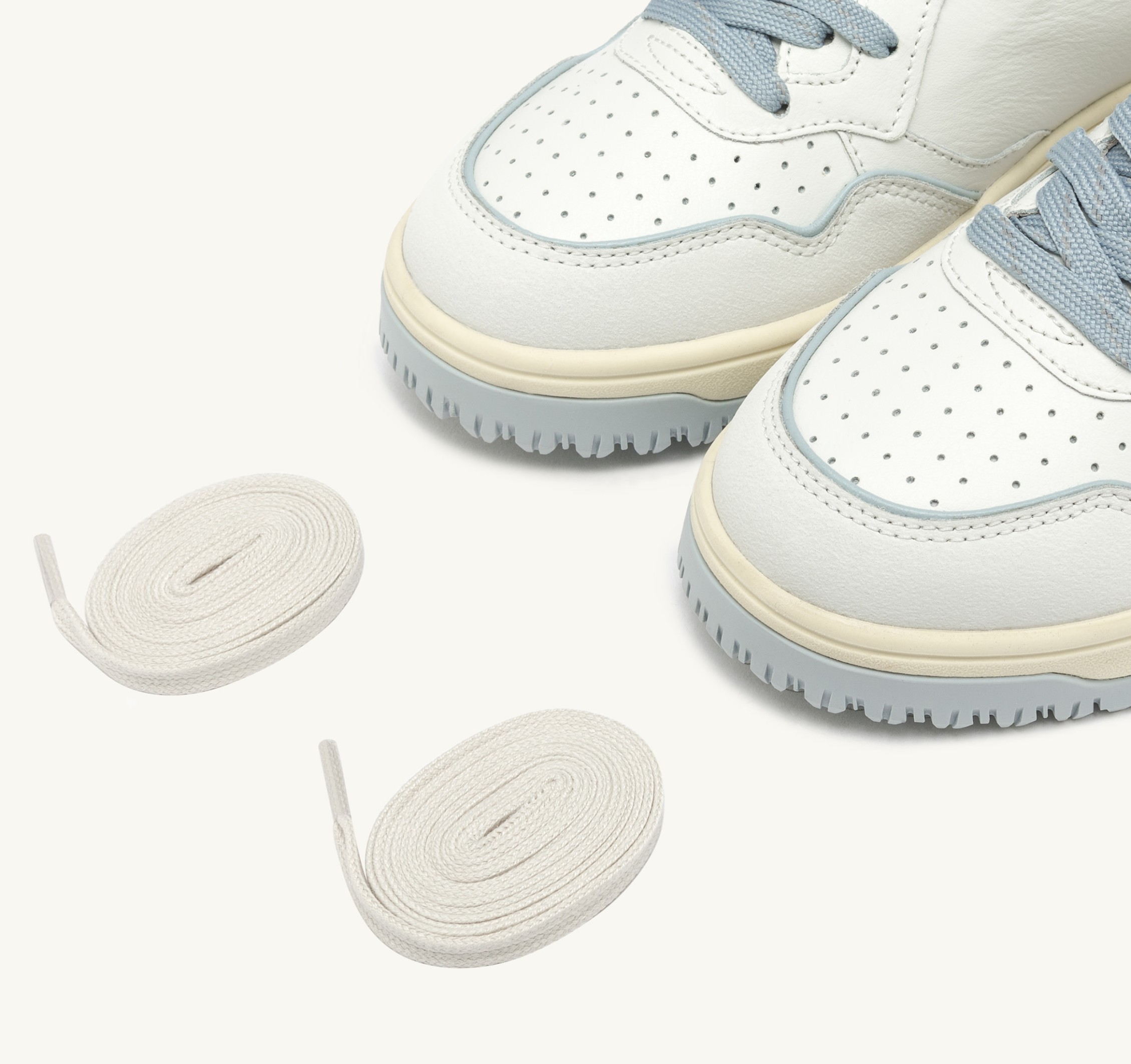 BASKETS GOLF LOW EN CUIR BLANC ET PEARL BLUE
