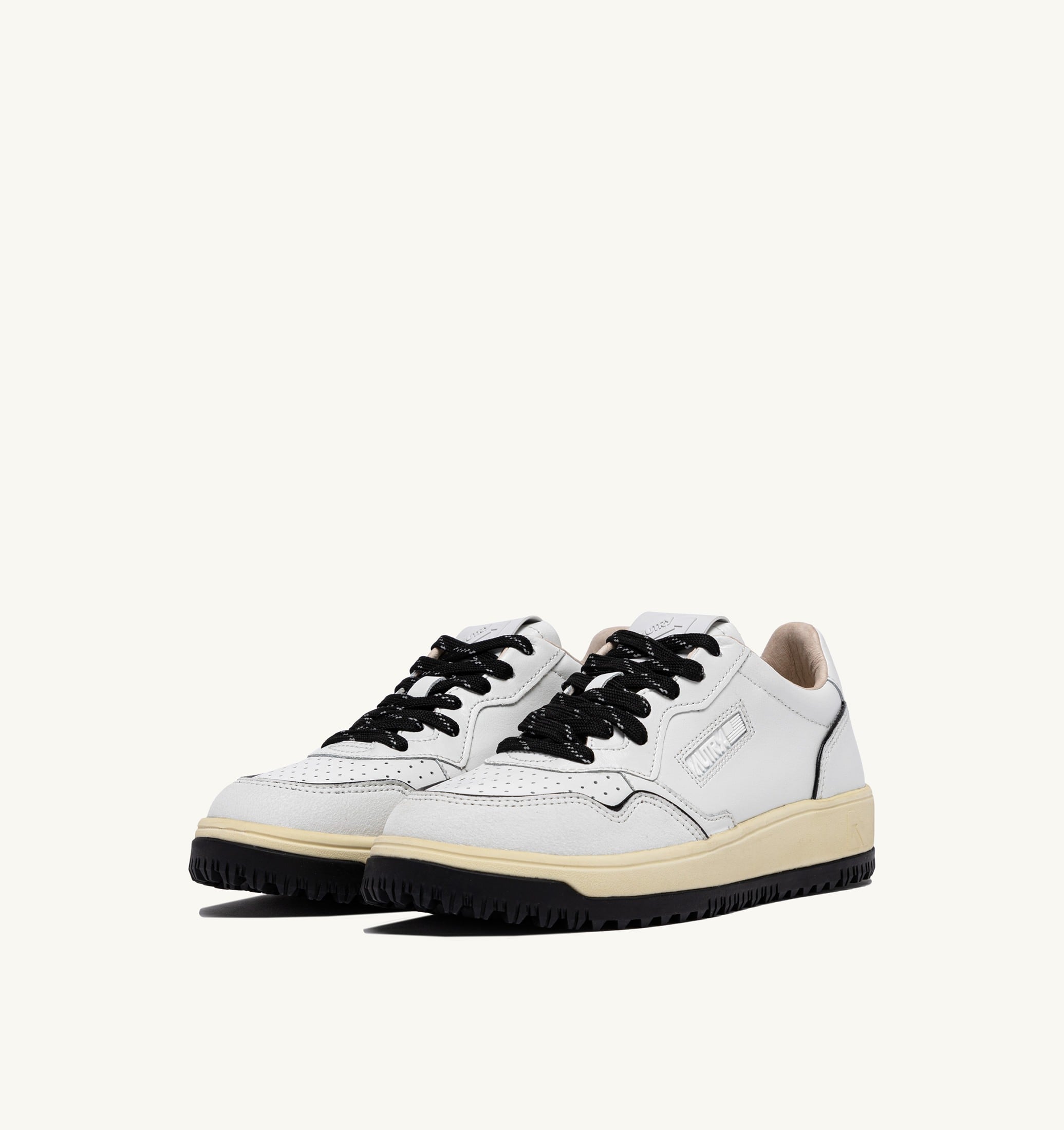 BASKETS GOLF LOW EN CUIR COLORIS BLANC ET NOIR