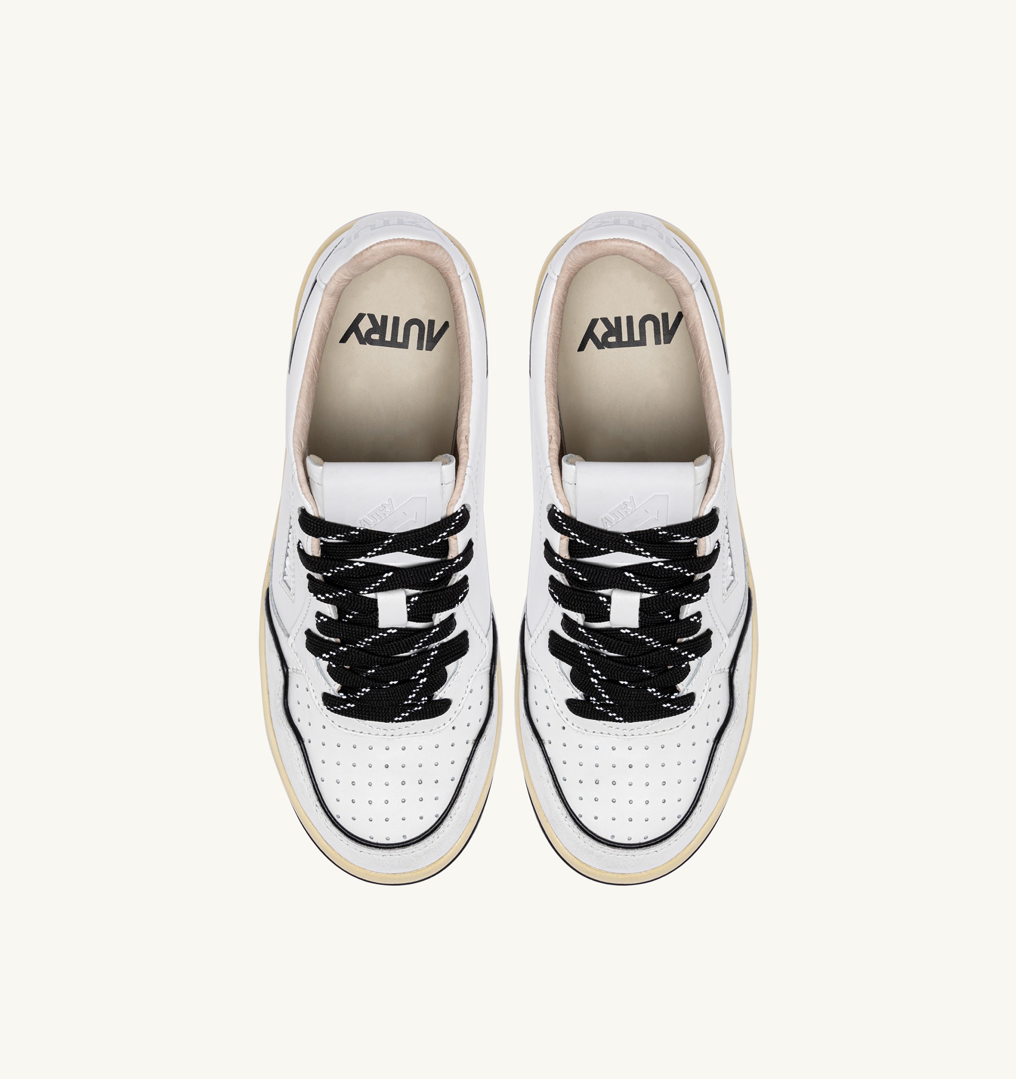BASKETS GOLF LOW EN CUIR COLORIS BLANC ET NOIR