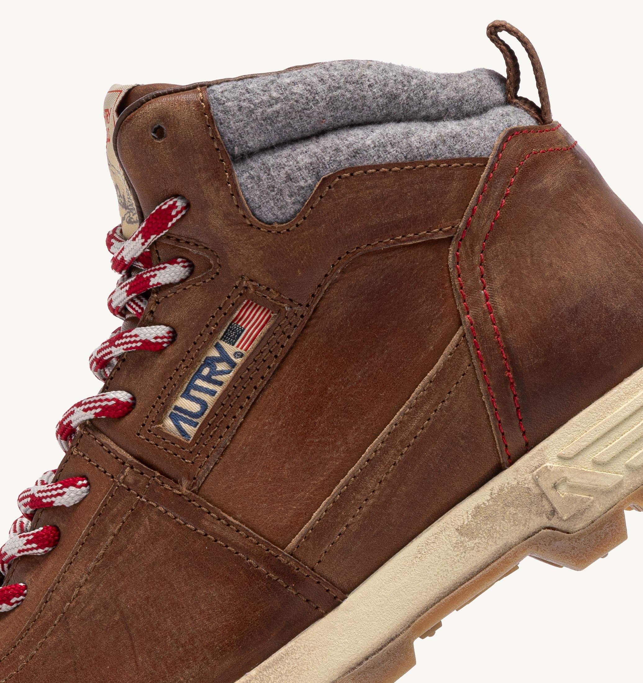 MALGA EN CUIR COLORIS FAUVE ET GRIS