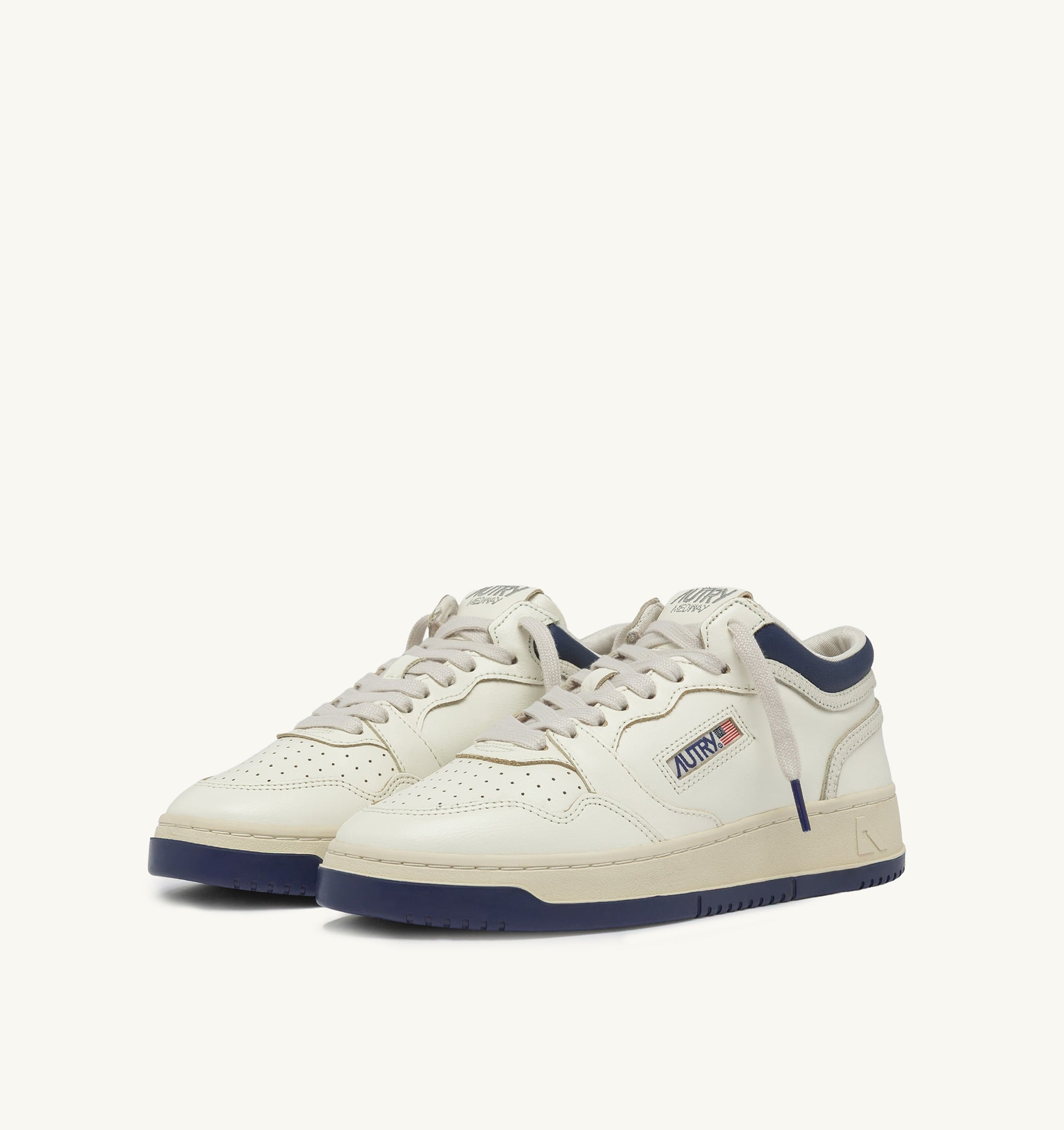 BASKETS MED-WAY EN CUIR COLORIS MARSHMALLOW ET ENSIGN BLUE